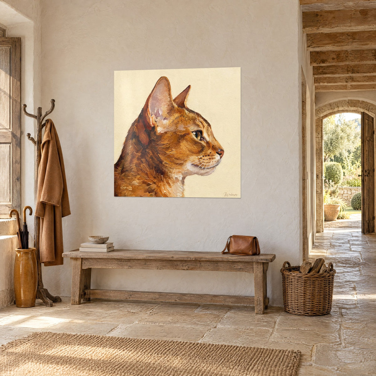 Tableau portrait félin à la peinture à l'huile, oreille rosée, fond crème, poil cuivré, sur un mur de pierre blanc cassé