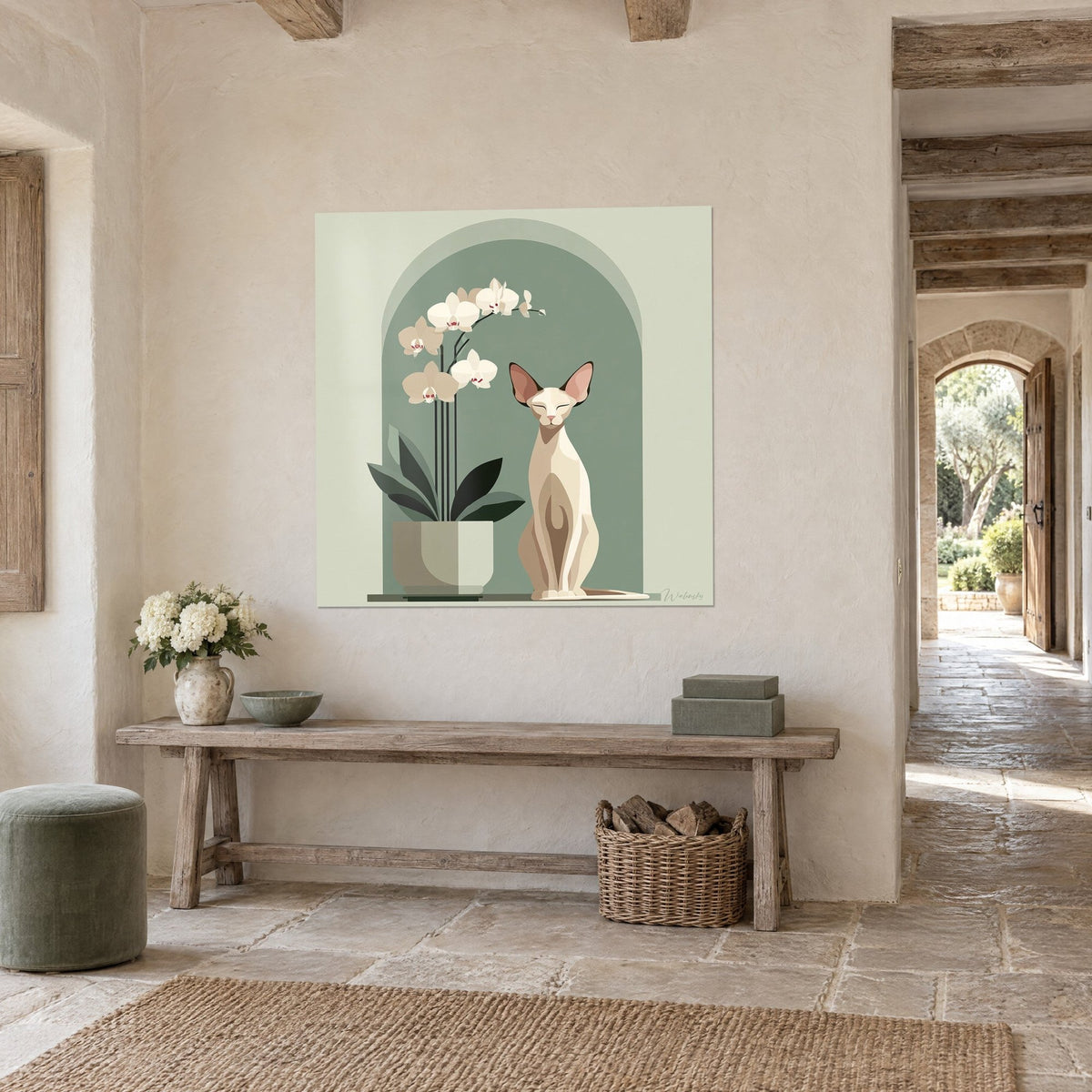Tableau félin nu aux grandes oreilles roses près d'une orchidée ivoire, fond vert sauge, dans une entrée en pierre aux poutres brunes