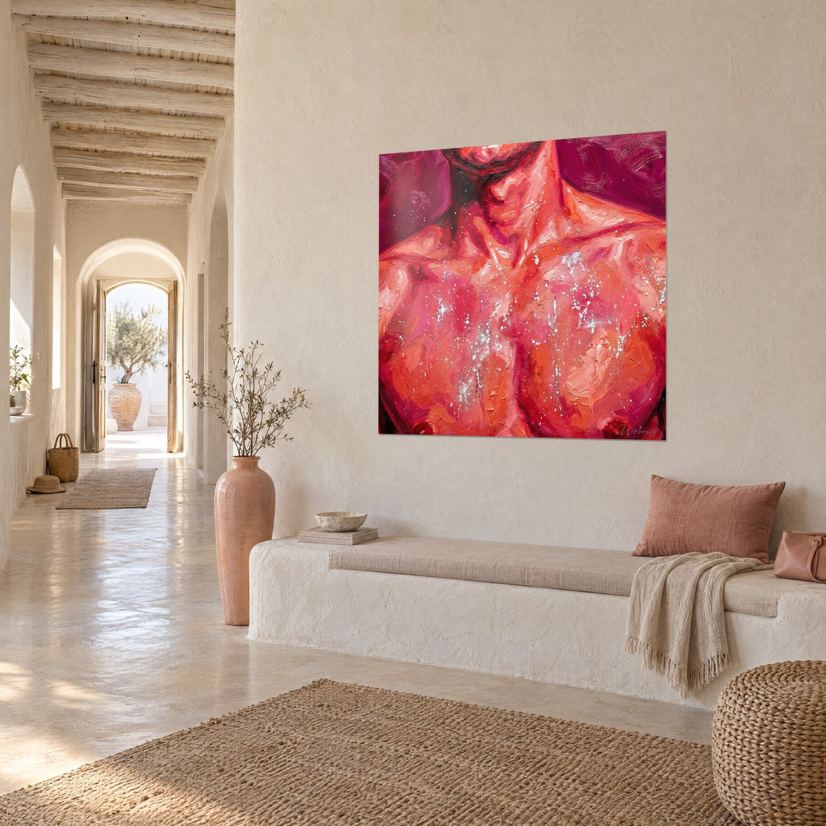 Tableau torse puissant aux touches de magenta et de corail, éclaboussures blanches sur la peau, vue en trois-quarts d'un couloir à arches