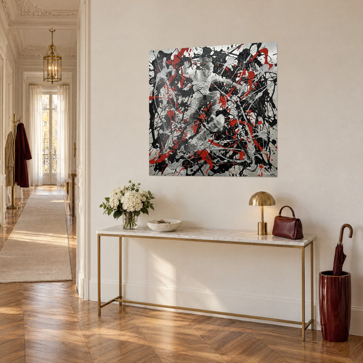 Tableau expressionniste de giclures noires, rouges et argentées, silhouette de skateur en gris, au-dessus d'une console dorée