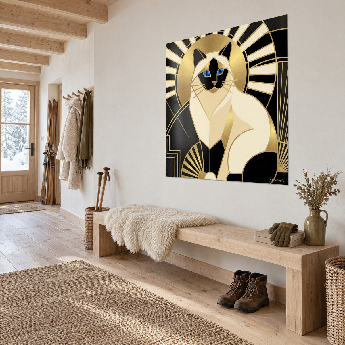 Tableau félin siamois stylisé, pelage crème et masque noir sur éventails dorés, mur blanc d'une entrée de chalet