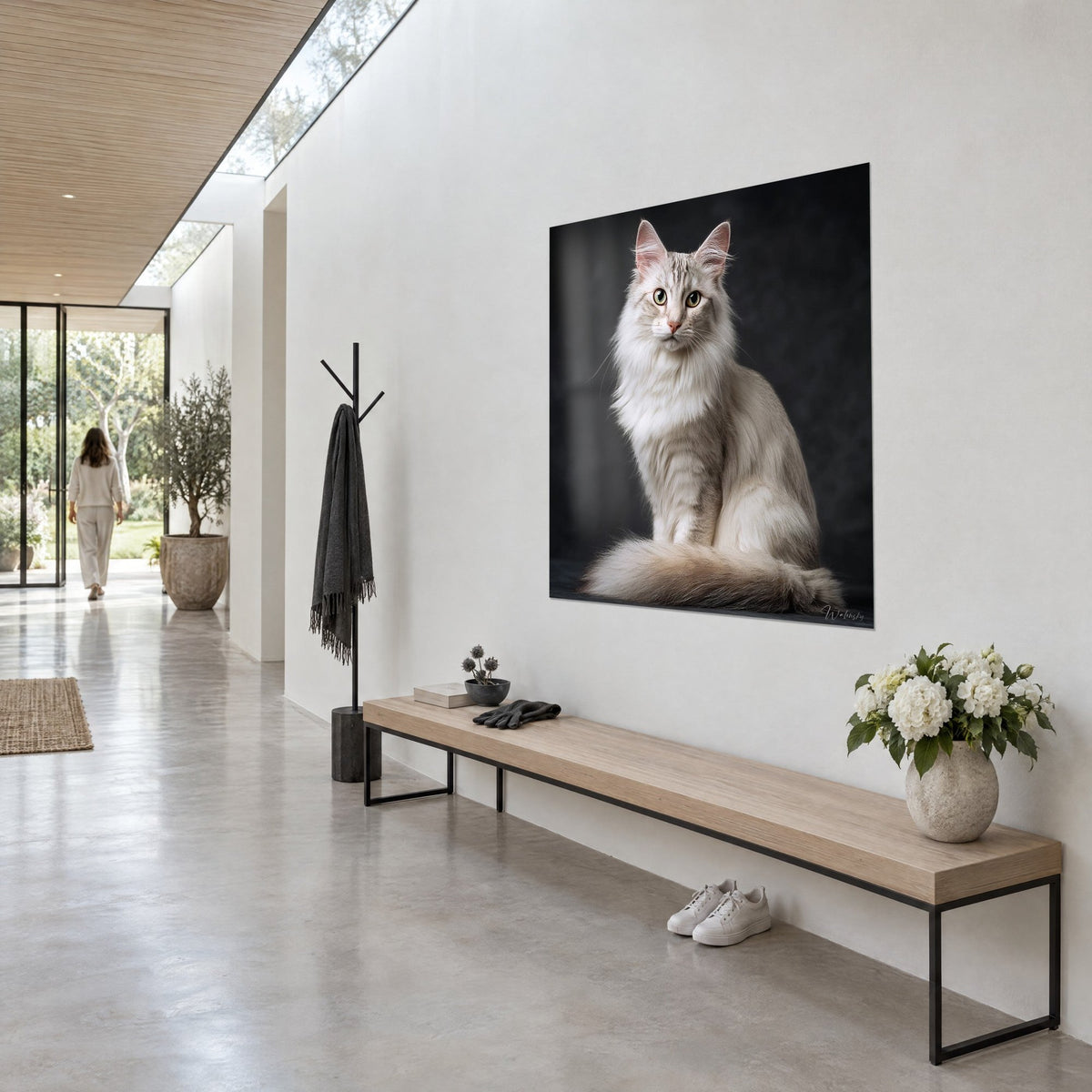 Gemälde Katze mit langem elfenbeinfarbenem und perlgrauem Fell, buschiger Schwanz, im Dreiviertelprofil an einer weißen Flurwand
