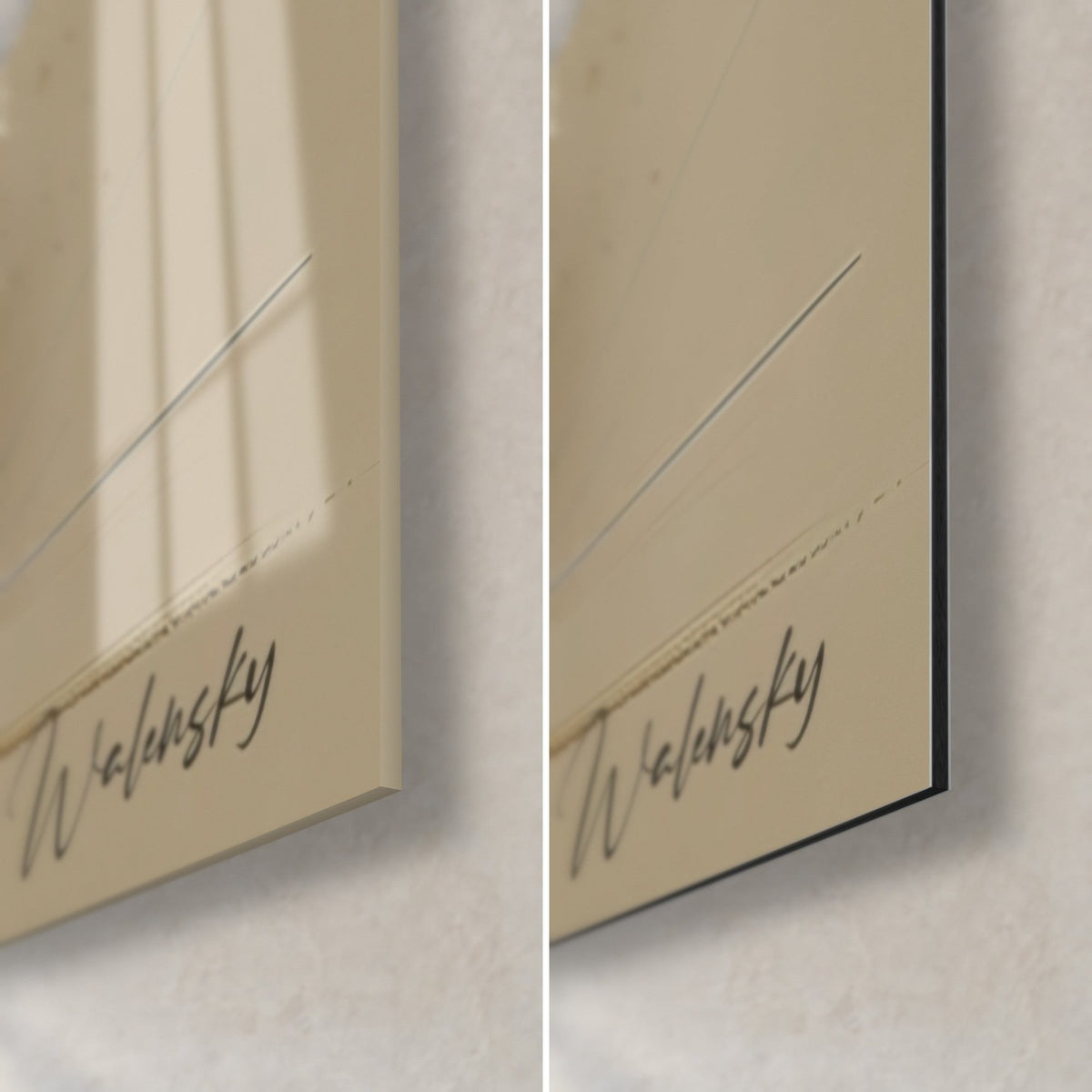 Tableau chat savannah, coin bas droit : signature Walensky, verre brillant à reflets à gauche, Dibond mat beige à droite, tranche noire de 3 mm