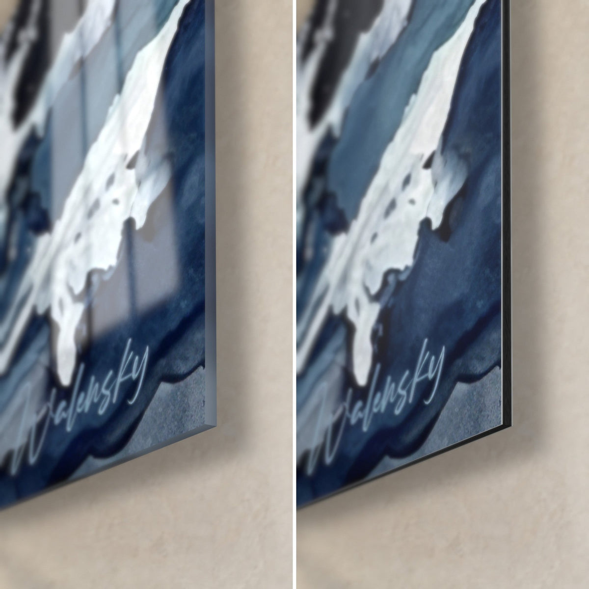 Quadro di un gatto della tempesta, angolo in basso a destra blu navy e bianco, firma Walensky, vetro lucido e Dibond opaco, spessore 3 mm