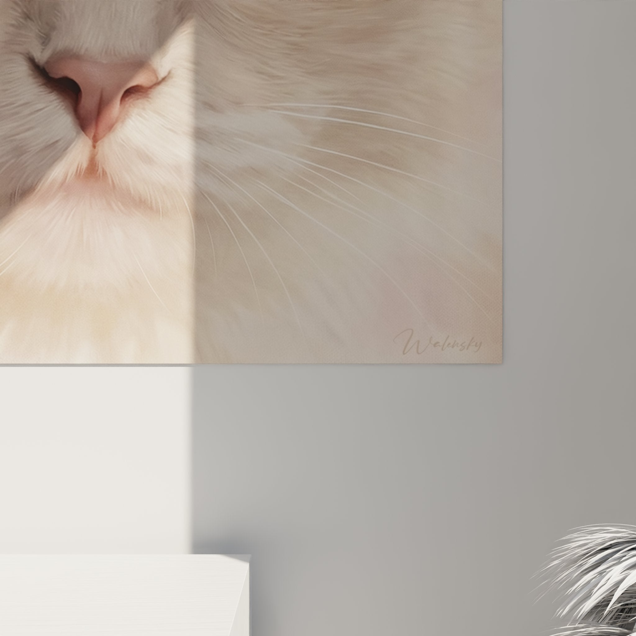 Panoramica del quadro ritratto gattino balinese in un interno contemporaneo elegante