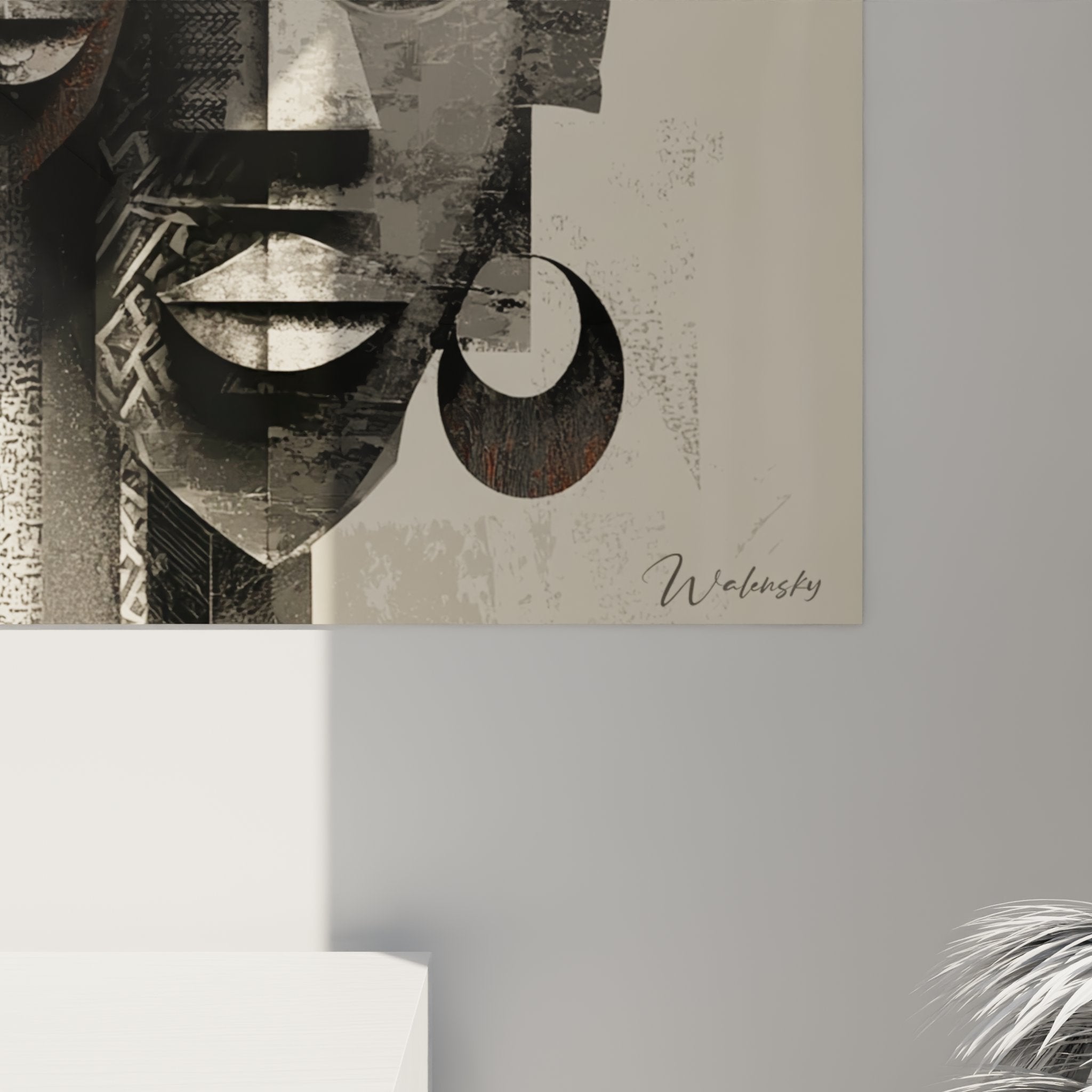 Vue d'ensemble du tableau masques africains stylisés dans un intérieur moderne, art tribal contemporain mural décoratif