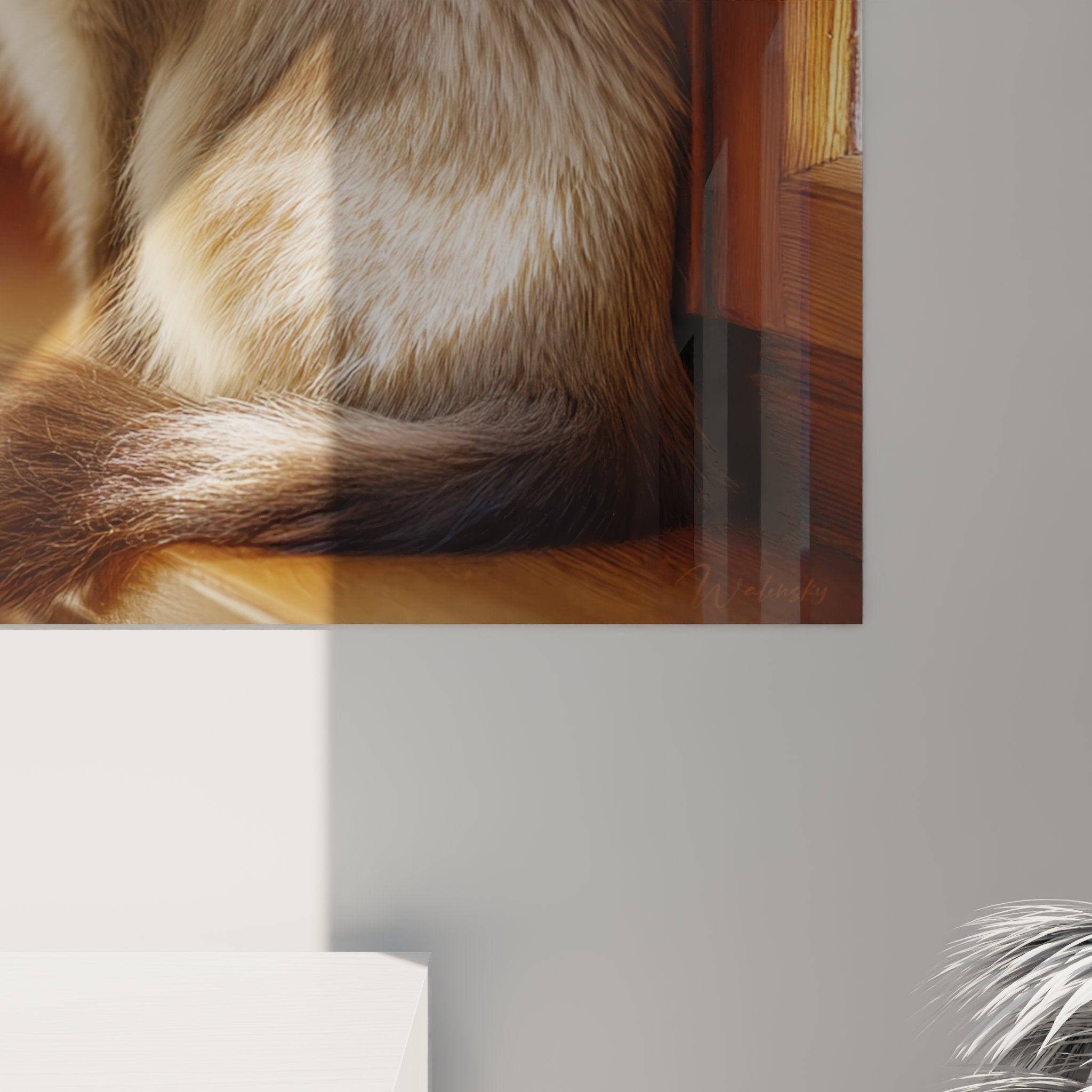 Vista d'insieme quadro gatto balinese in soggiorno moderno, decorazione murale felina sofisticata nei toni naturali