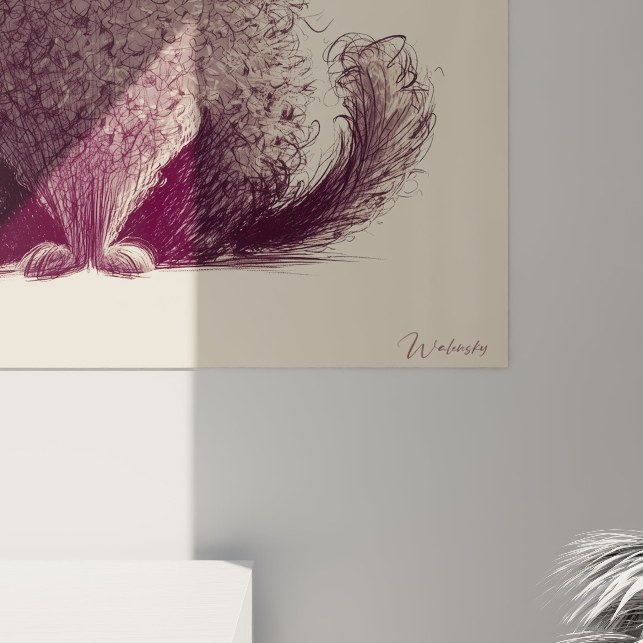 Vue d'ensemble du tableau mural chat bouclé grognon aux tons violets dans un intérieur contemporain élégant