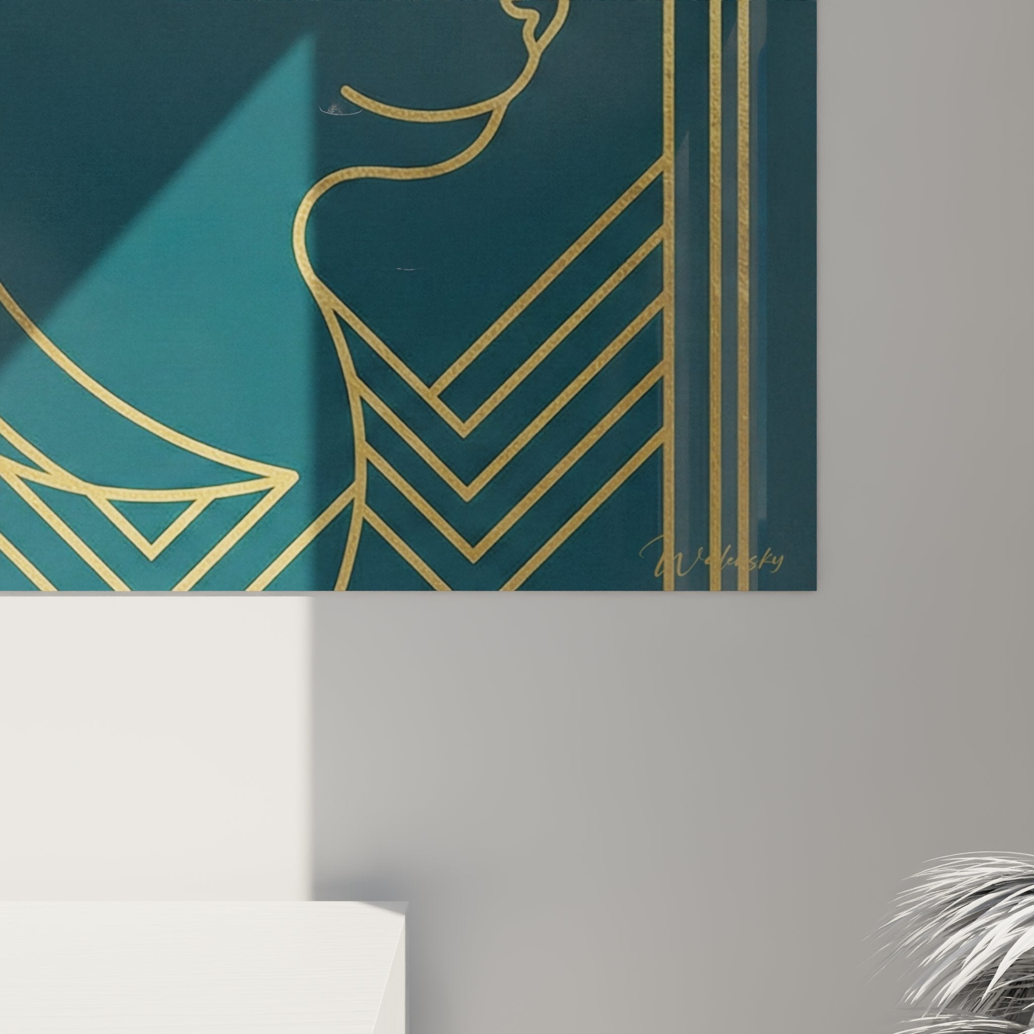 Vista complessiva quadro decorativo gatto stilizzato art deco, cornice geometrica dorata su parete interna design