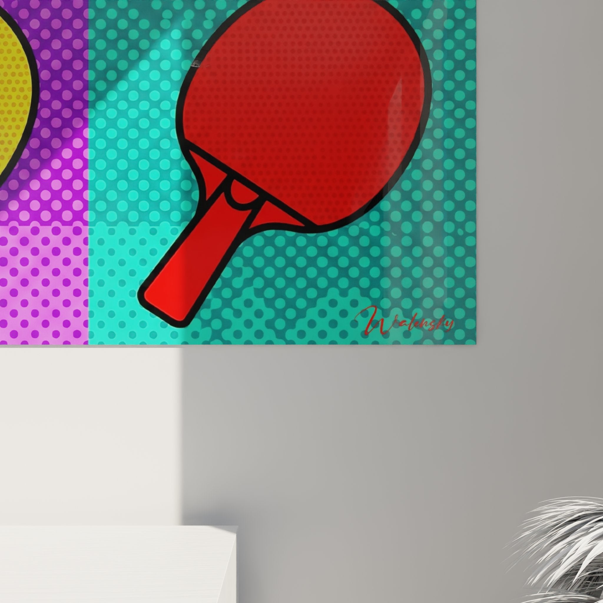 Vue d'ensemble du tableau mural pop art ping pong dans un intérieur contemporain lumineux