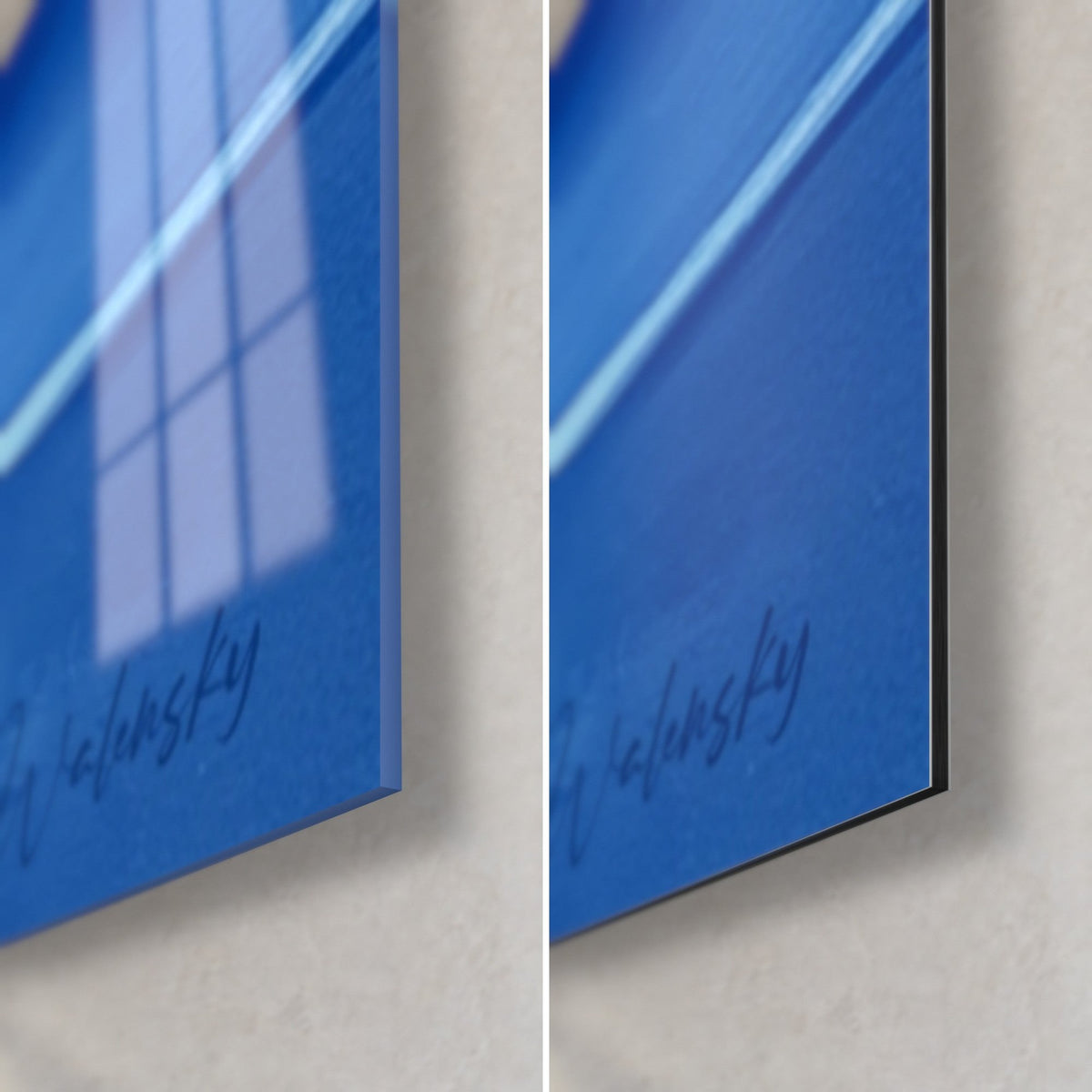 Tableau sportive en bleu roi, coin bas droit signé Walensky, verre acrylique brillant reflétant la fenêtre, Dibond mat gris-noir