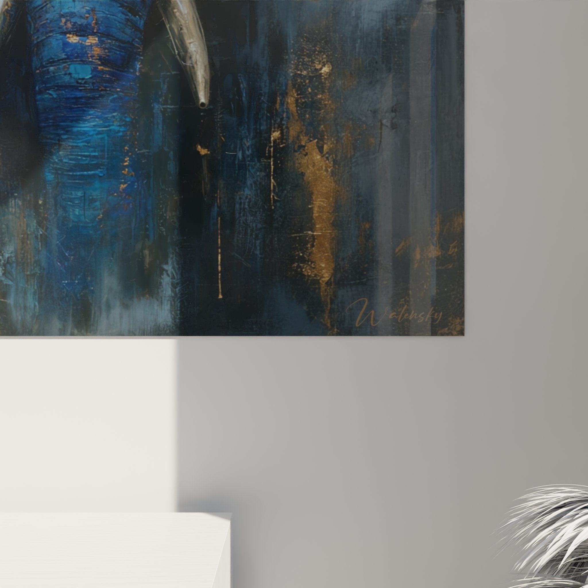 Übersicht des blauen und goldenen afrikanischen Elefantengemäldes in einem eleganten zeitgenössischen Interieur