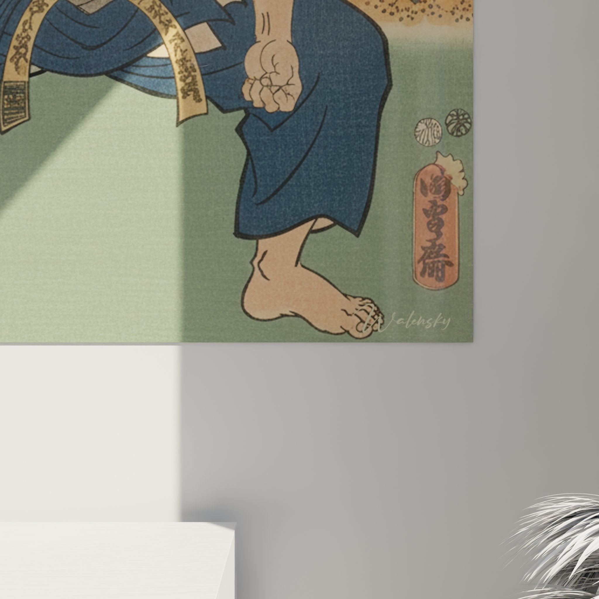 Vue d'ensemble du tableau samouraï ukiyo-e avec ses couleurs bleu et orange dans un intérieur contemporain