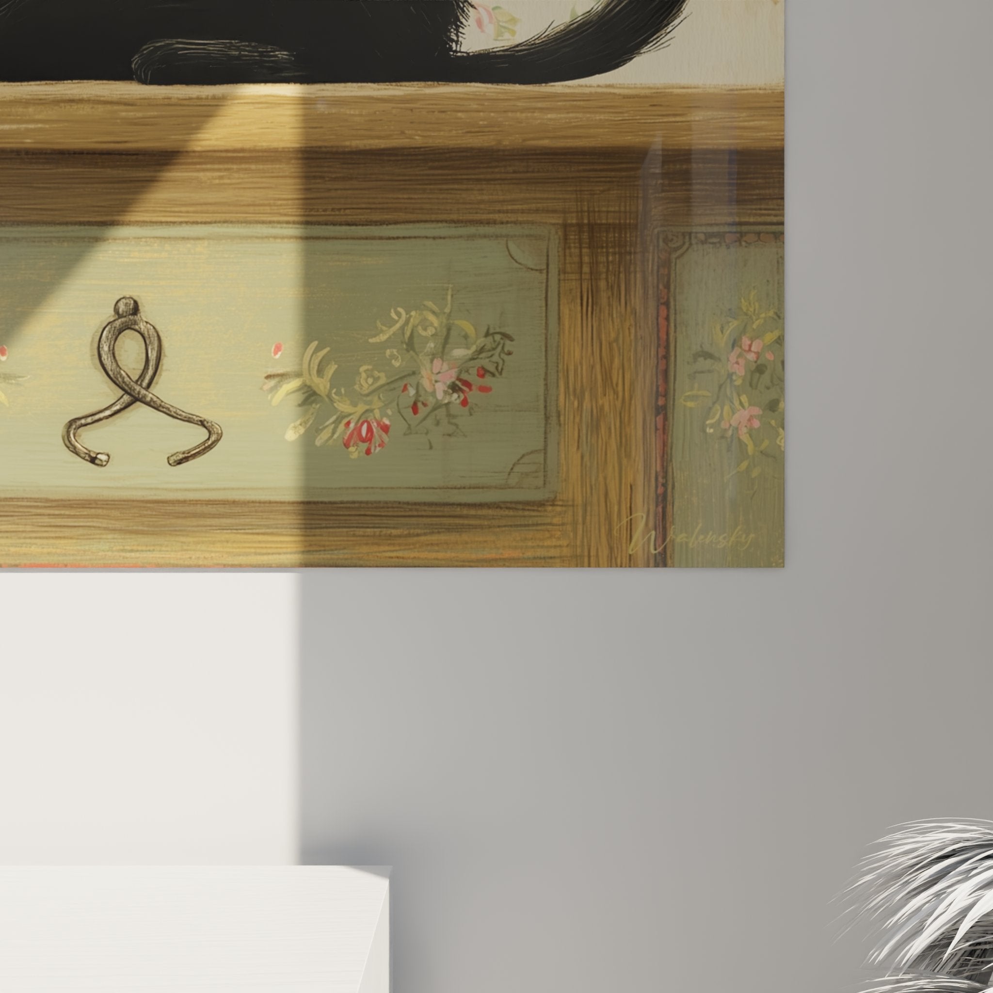 Vue ensemble tableau decoratif chat noir sur commode bois patine papier peint roses vintage shabby chic
