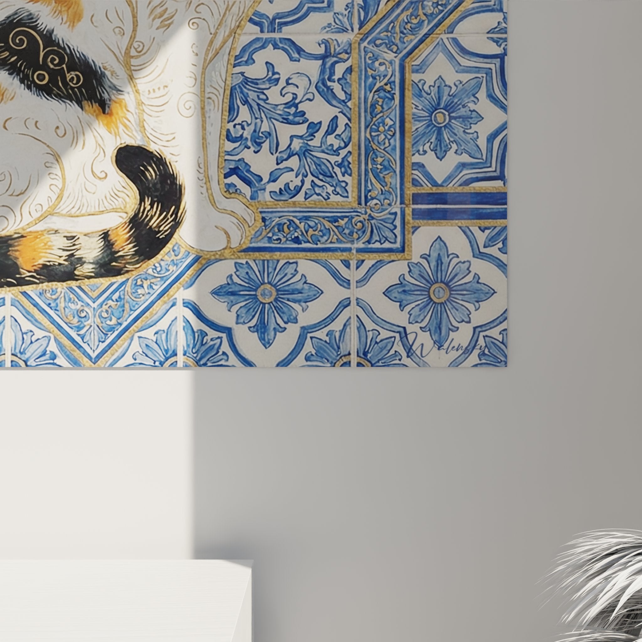 Gesamtansicht Wandbild dreifarbige Katze European Shorthair portugiesische Azulejos moderne Inneneinrichtung
