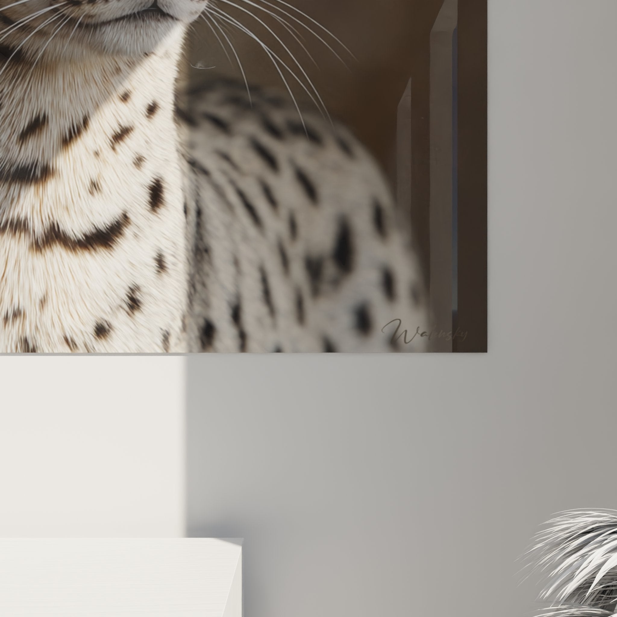 Vue d'ensemble du tableau chat Savannah portrait dans un intérieur contemporain avec éclairage optimal