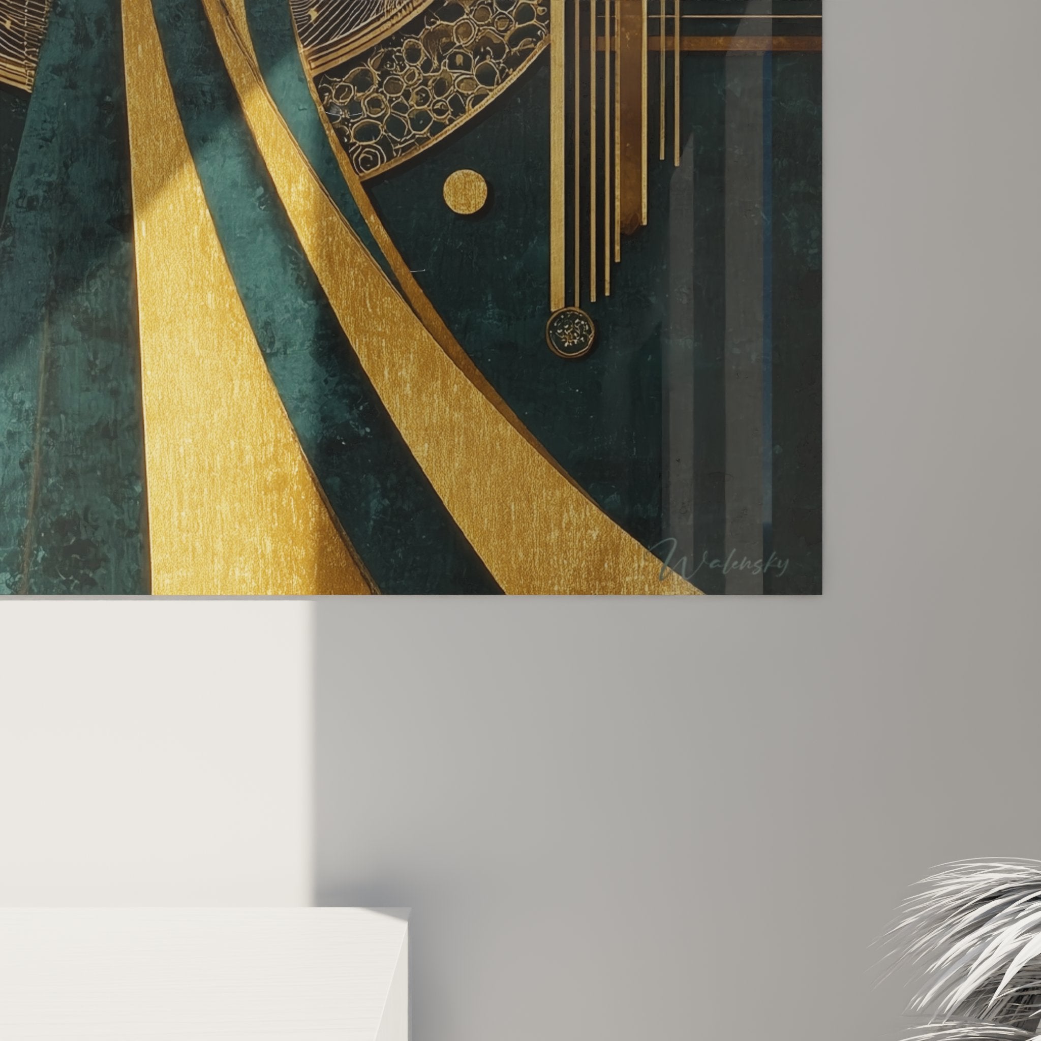Vue d'ensemble du tableau art deco femme aux ornements dores dans un interieur contemporain