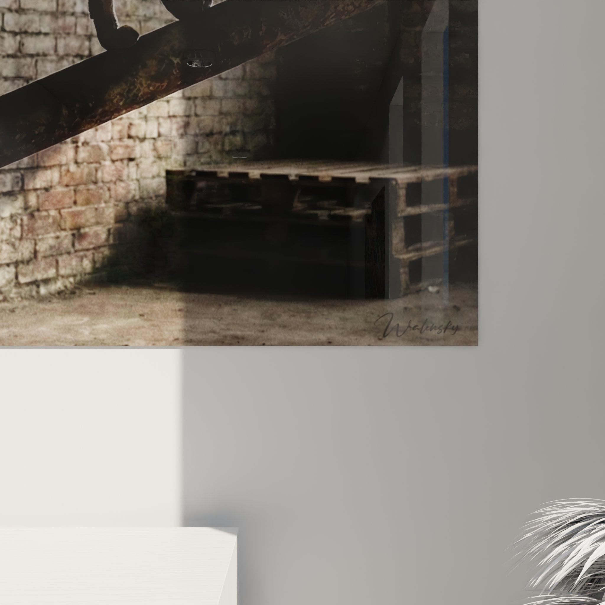 Vue d'ensemble du tableau chat Chausie industriel dans un salon moderne avec mur blanc et mobilier design