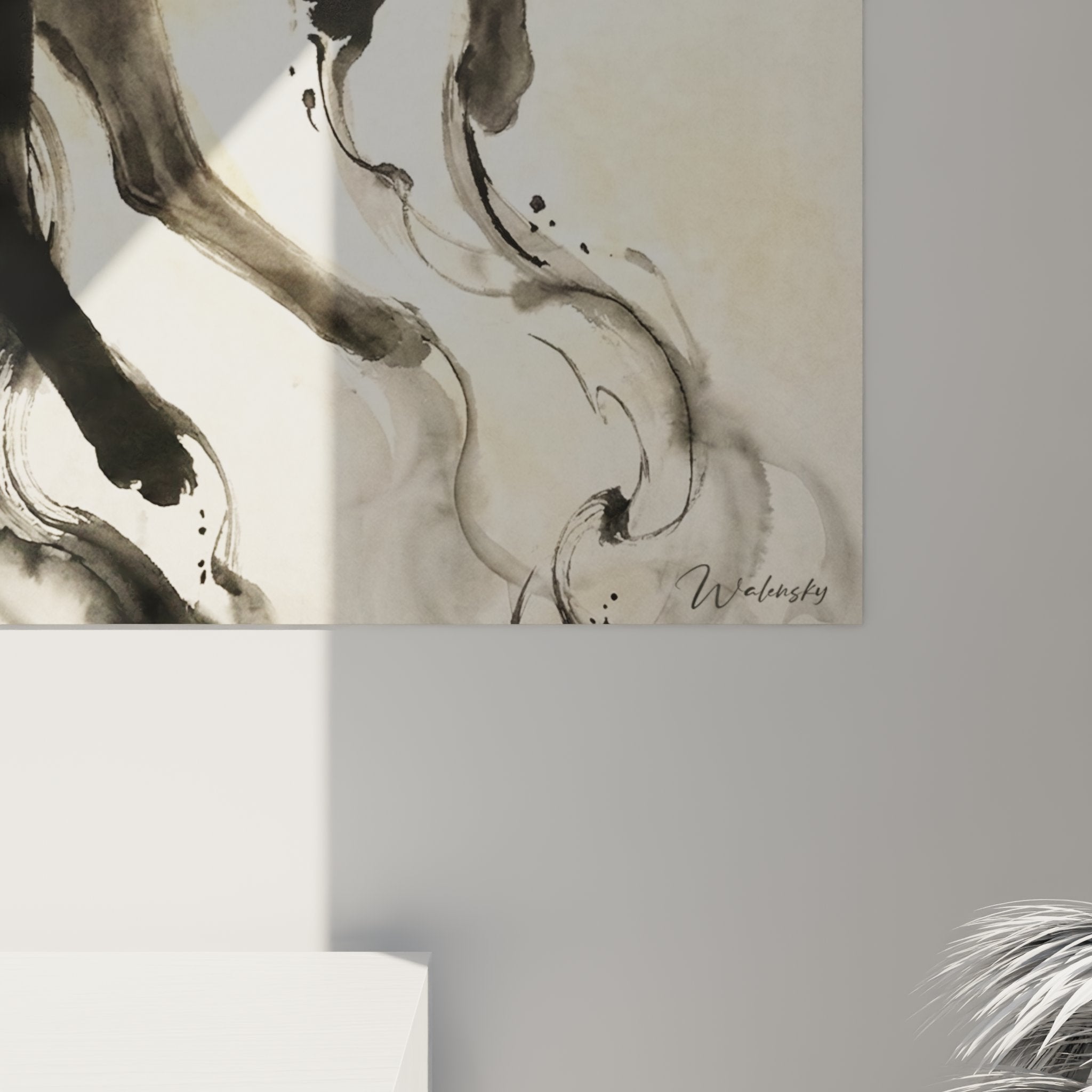 Vista generale quadro gatto nero acquerello su parete bianca, dimensioni e prospettiva decorazione interni