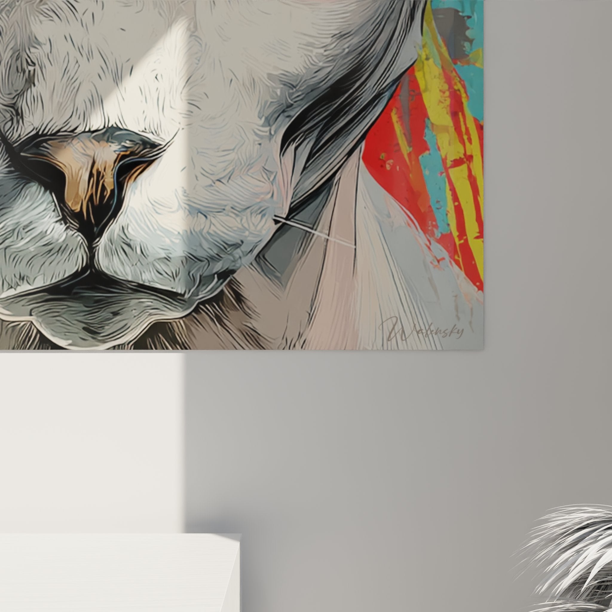 Vista generale del quadro gatto Sphynx in un interno contemporaneo con illuminazione d'atmosfera