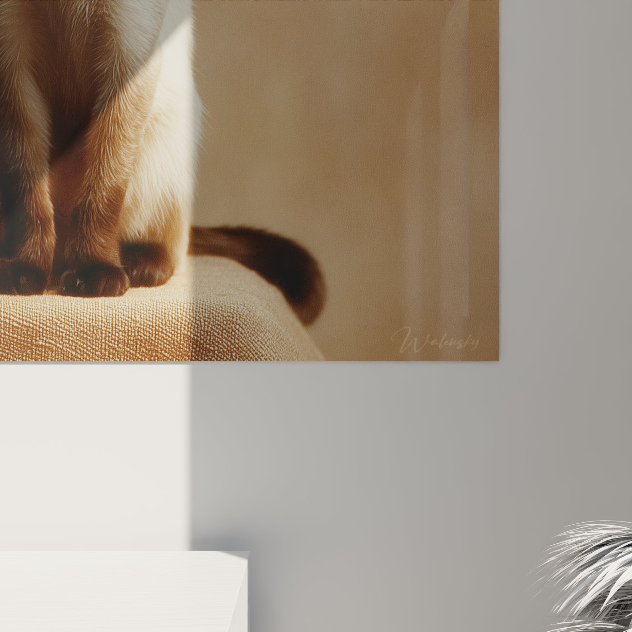 Vista d'insieme quadro gatto siamese in soggiorno contemporaneo, arte murale felina per decorazione d'interni