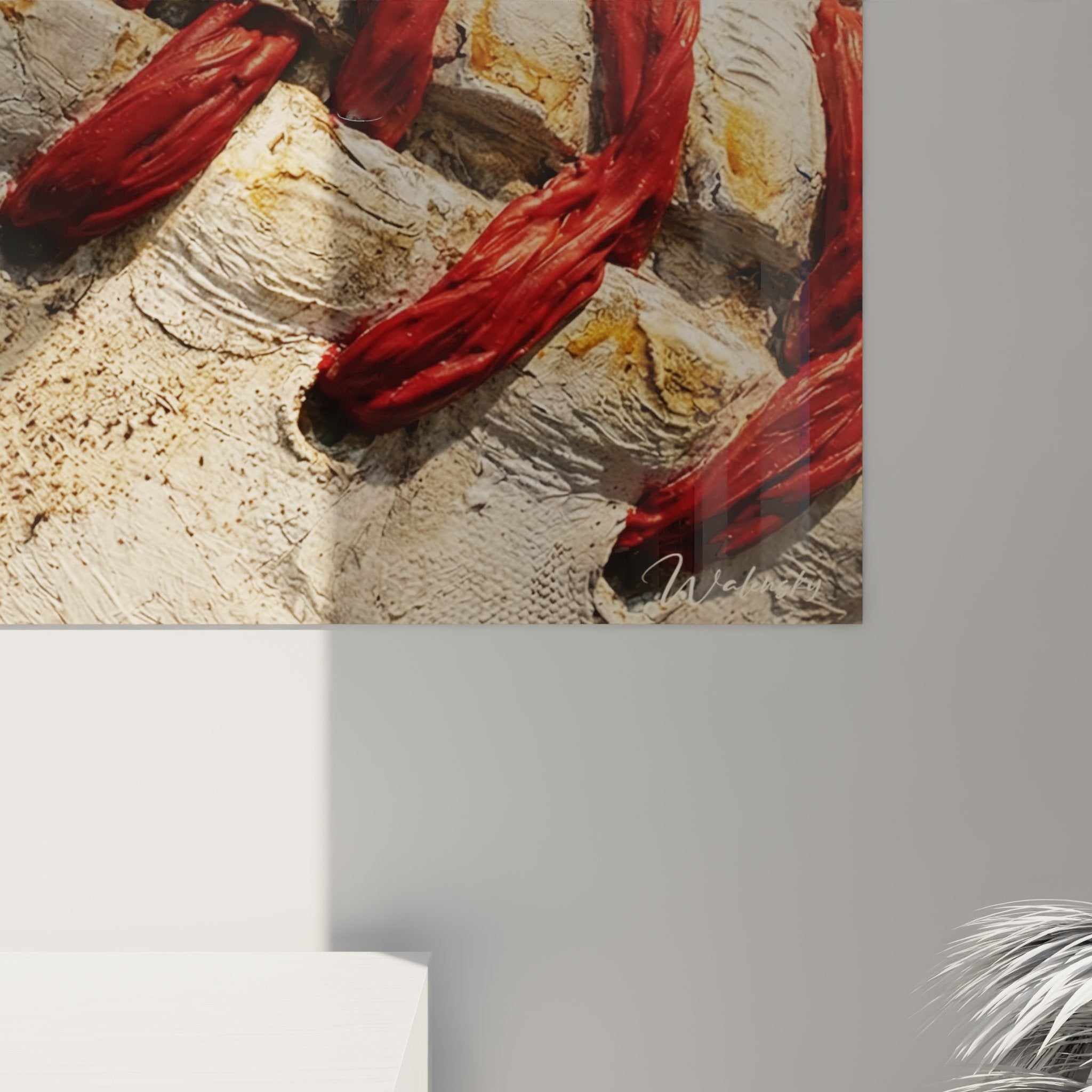 Vue d'ensemble du tableau lacets baseball rouge accroché dans un intérieur contemporain