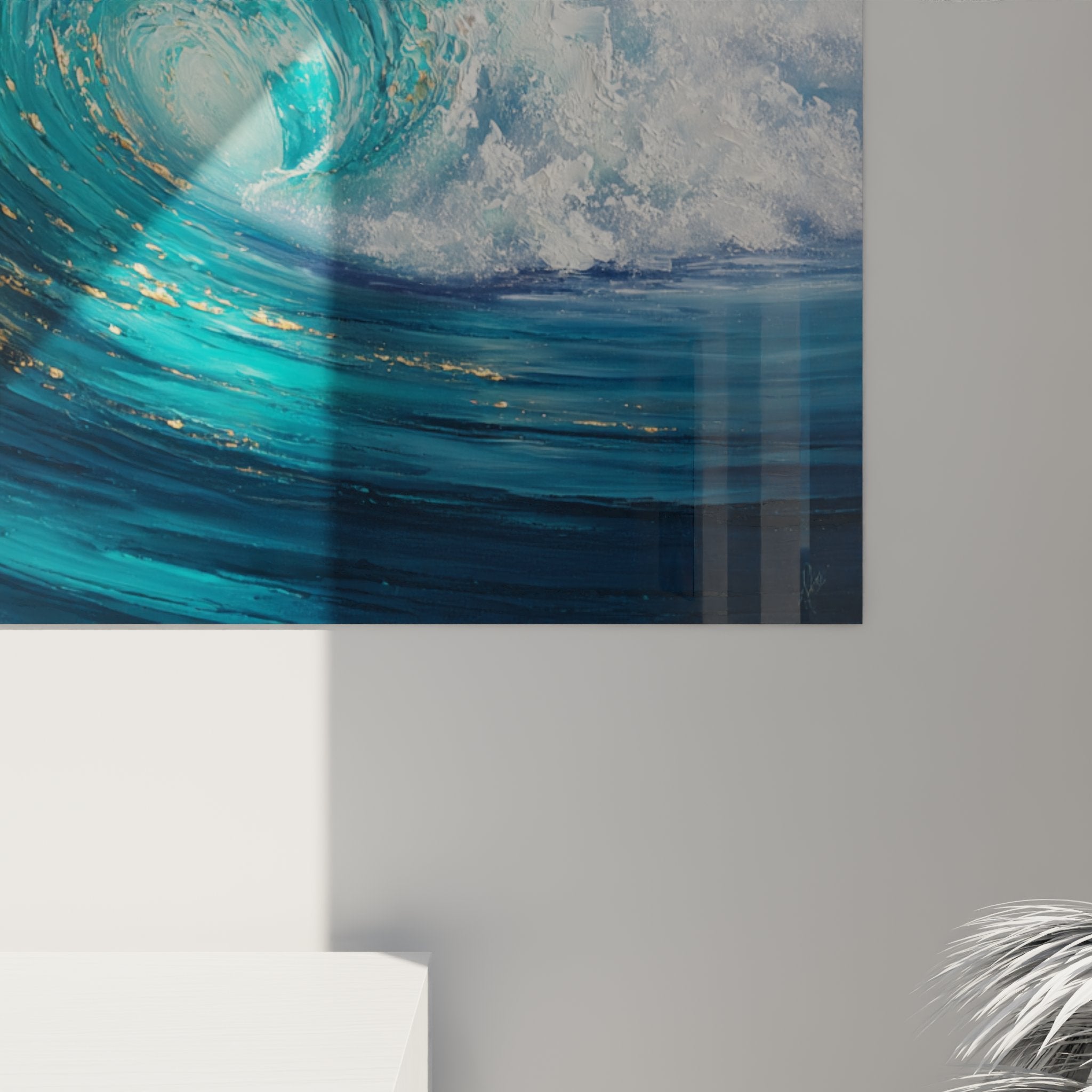 Vue d'ensemble du tableau vague déferlante sur mur blanc, art mural surf aux tons bleus et turquoise