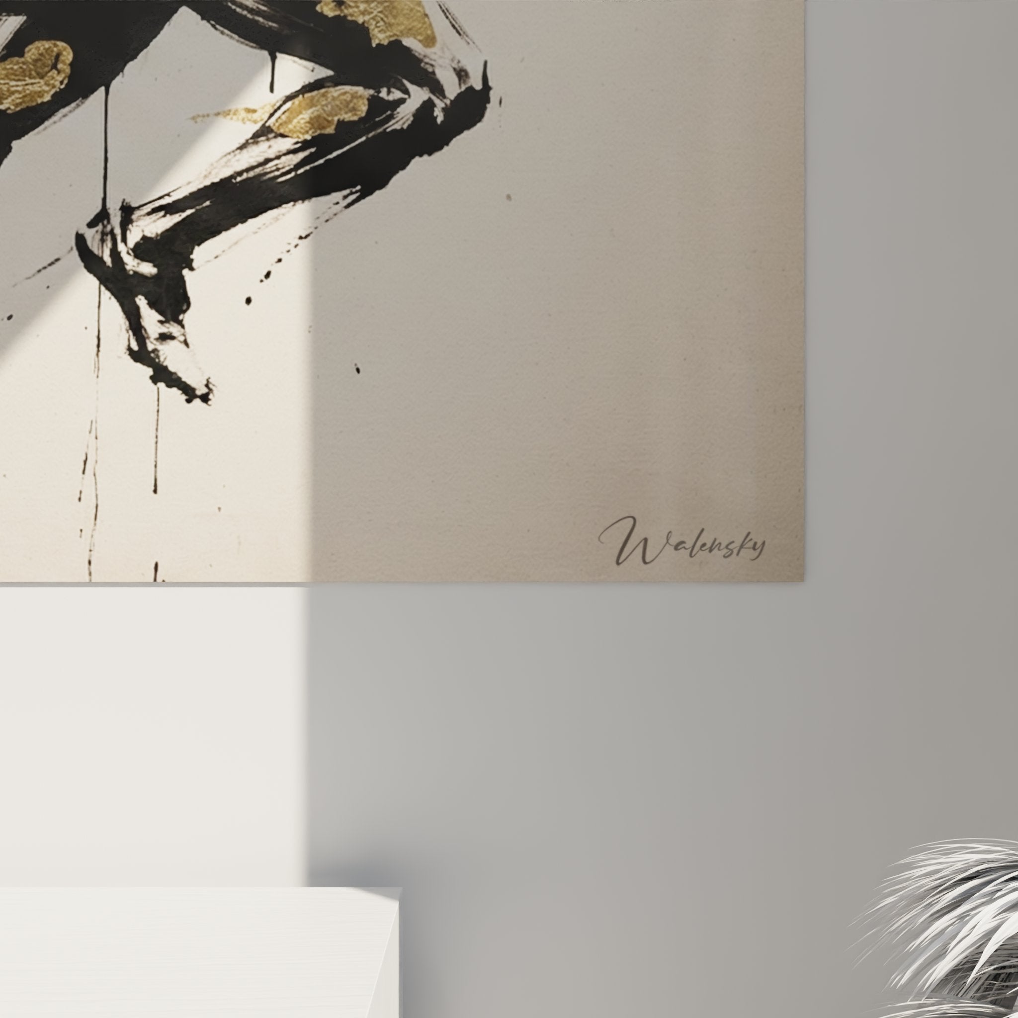 Vista d'insieme quadro corridore sprint in soggiorno contemporaneo con illuminazione naturale che valorizza