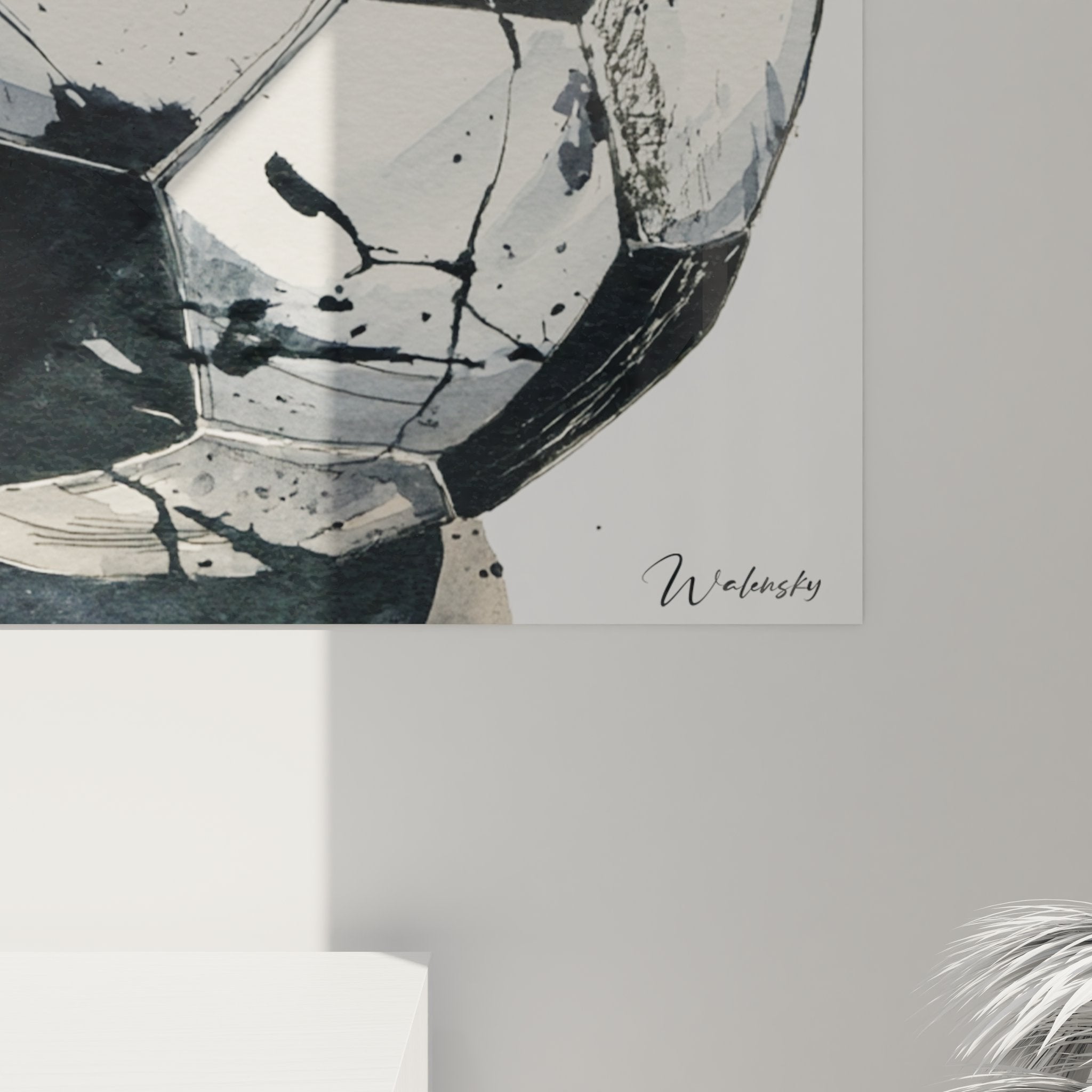 Vue d'ensemble du tableau ballon football vintage dans un intérieur contemporain élégant