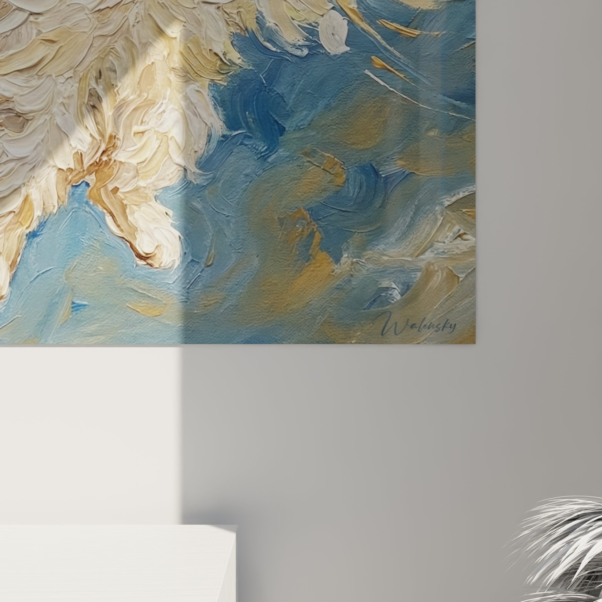 Vista d'insieme quadro gatto persiano alato, composizione artistica completa sfondo blu e toni dorati caldi