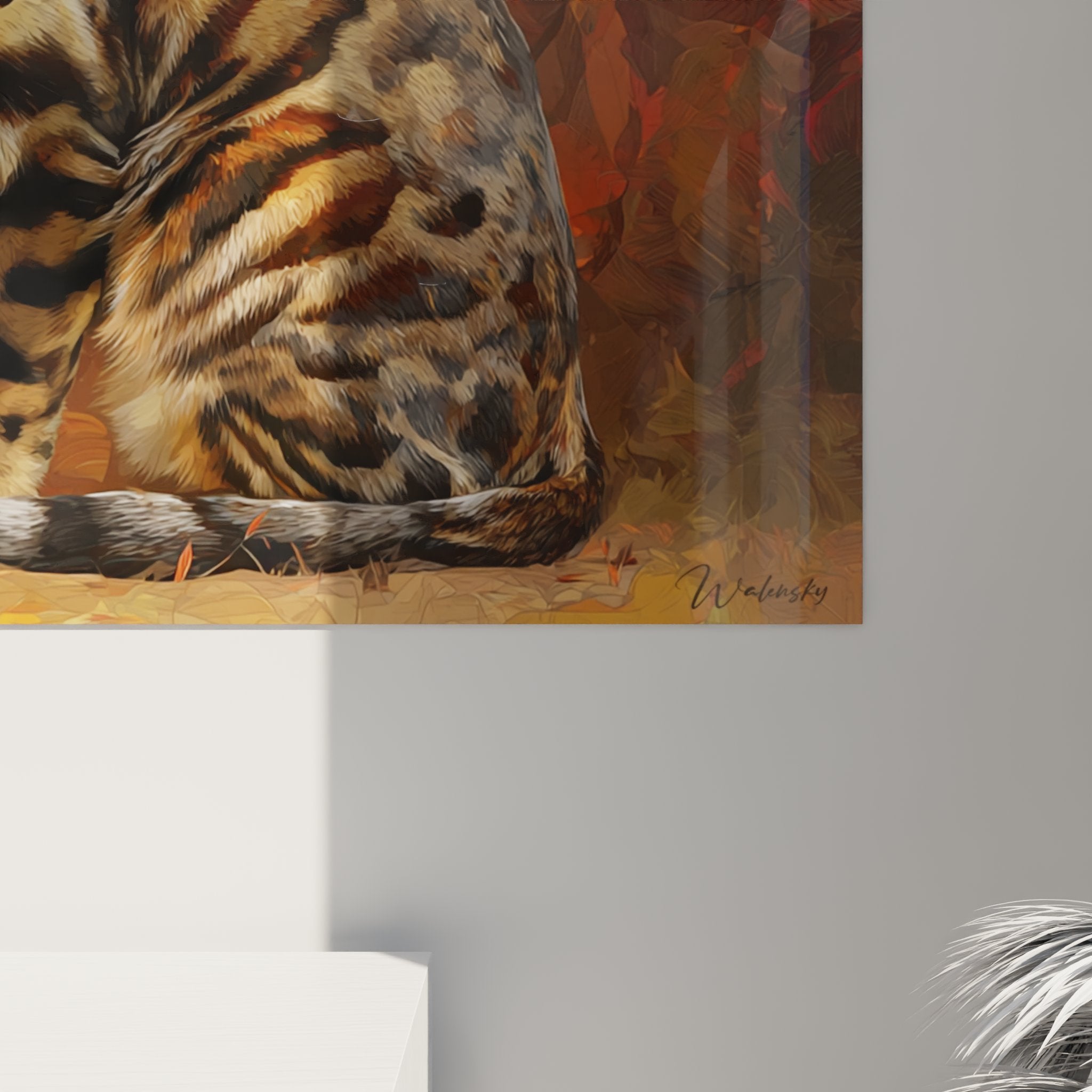 Vista d'insieme del quadro murale gatto Bengal integrato in un interno moderno con tavolozza autunnale