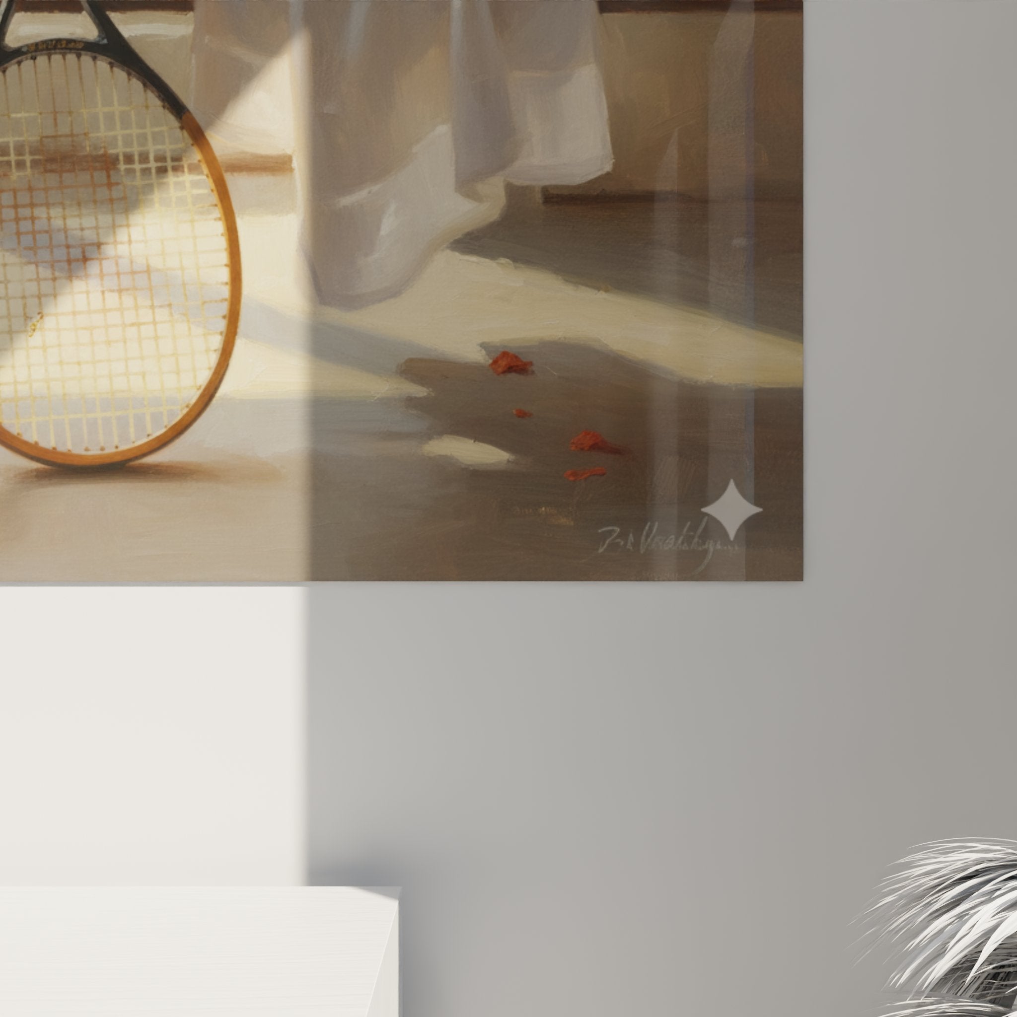 Vue d'ensemble nature morte tennis, composition lumineuse avec drapé blanc et architecture classique