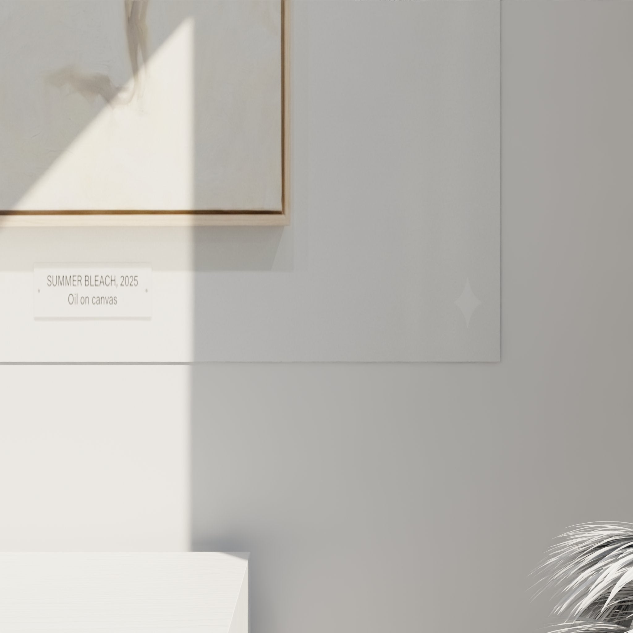 Vue d'ensemble du tableau silhouette féminine dans salon moderne, décoration murale élégante tons naturels