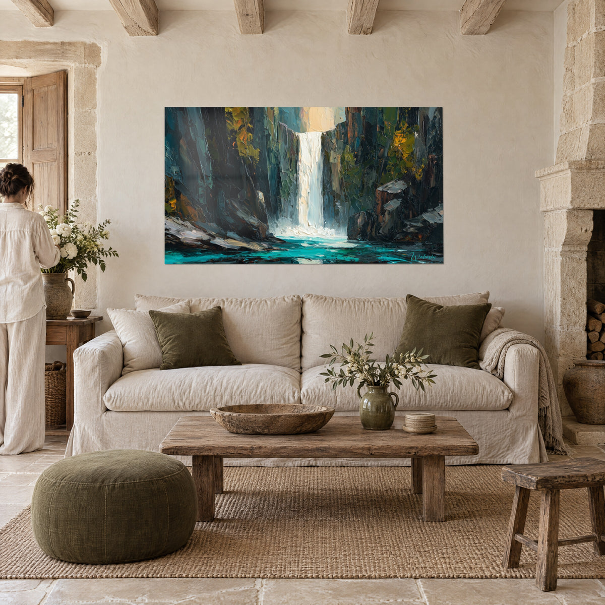 Quadro cascata bianca tra scogliere scure, acqua turchese e tocchi ocra, sopra un divano in un soggiorno luminoso