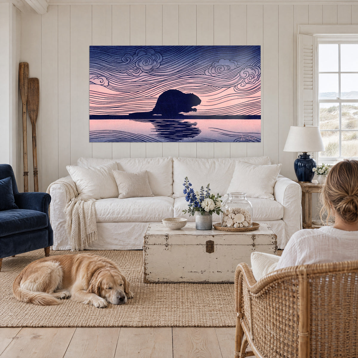 Schilderij zwarte bever die op zijn poten over een roze en indigo meer kruipt, wolken in wervelingen, boven een bank in een lichte woonkamer