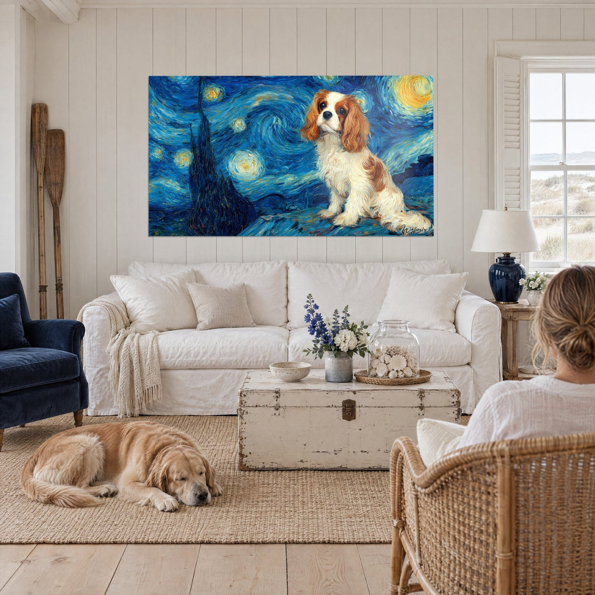 Schilderij Blenheim spaniël zittend voor een wervelende blauw-gele lucht, boven een bank in een lichte woonkamer