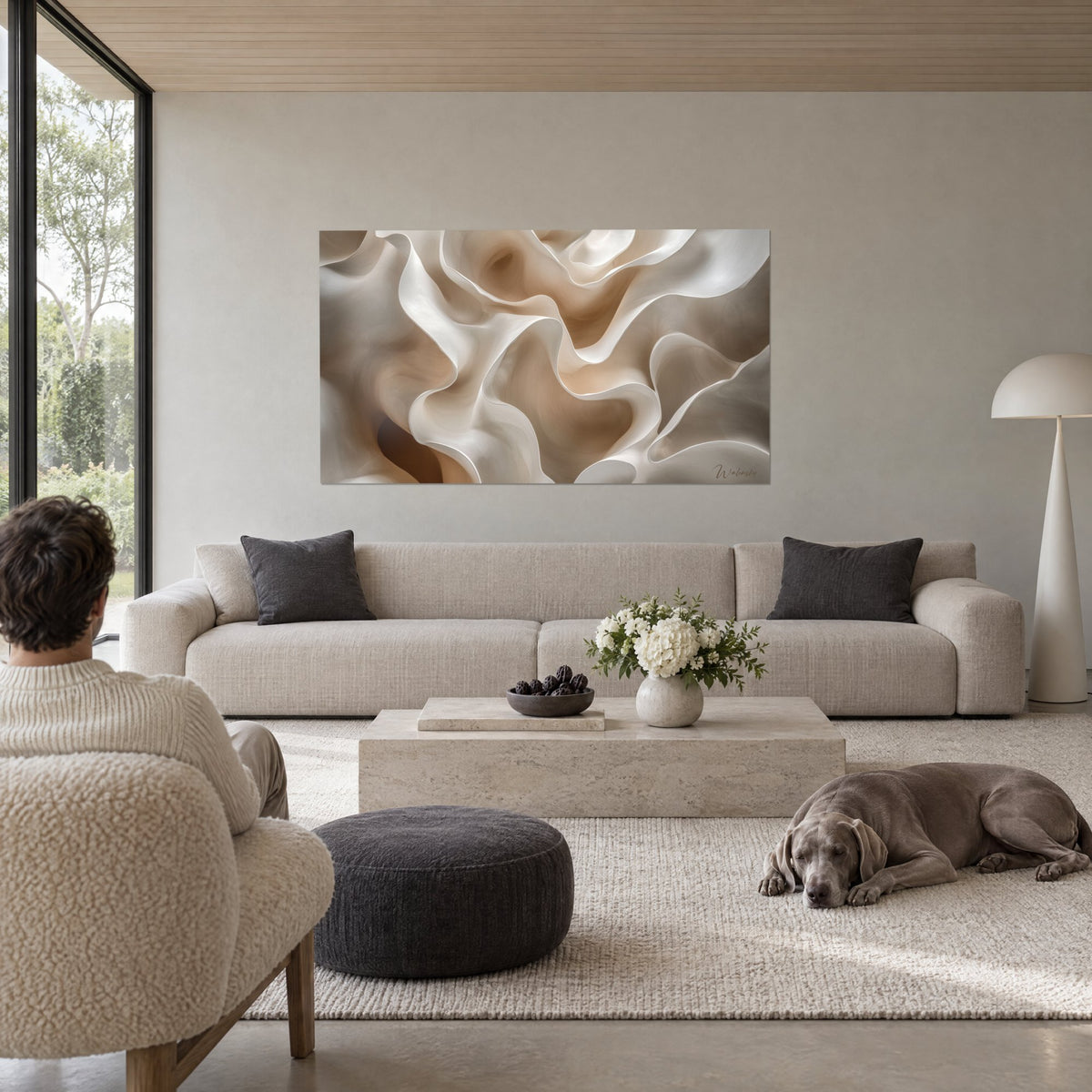 Quadro con drappeggi fluidi di seta avorio e sabbia, osservato da due persone di spalle e un Weimaraner, sopra un divano in un soggiorno luminoso
