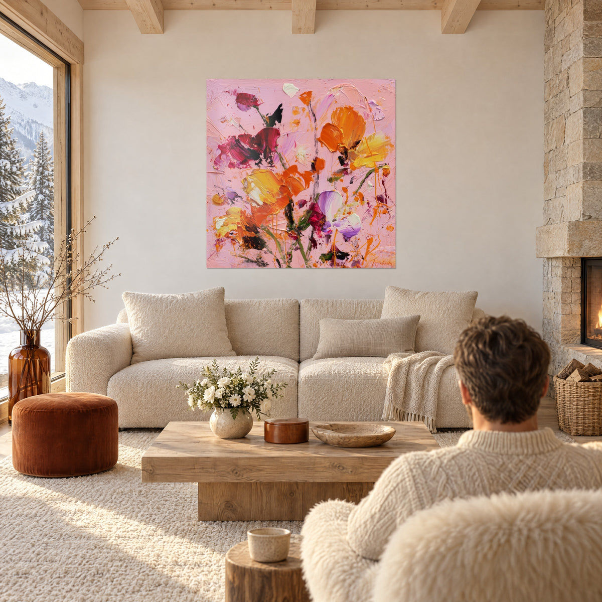 Cuadro ramo abstracto de amapolas en rosa polvo y naranja vivo, pintura en empaste grueso, sobre un sofá en un salón luminoso