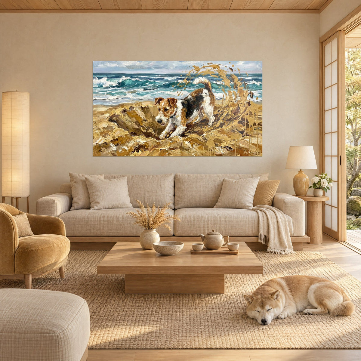 Gemälde Foxterrier beim Graben im Sand, rotweiß geflecktes Fell, türkisfarbenes Meer und Gischt, schlafender Shiba, über einem Sofa in einem hellen Wohnzimmer