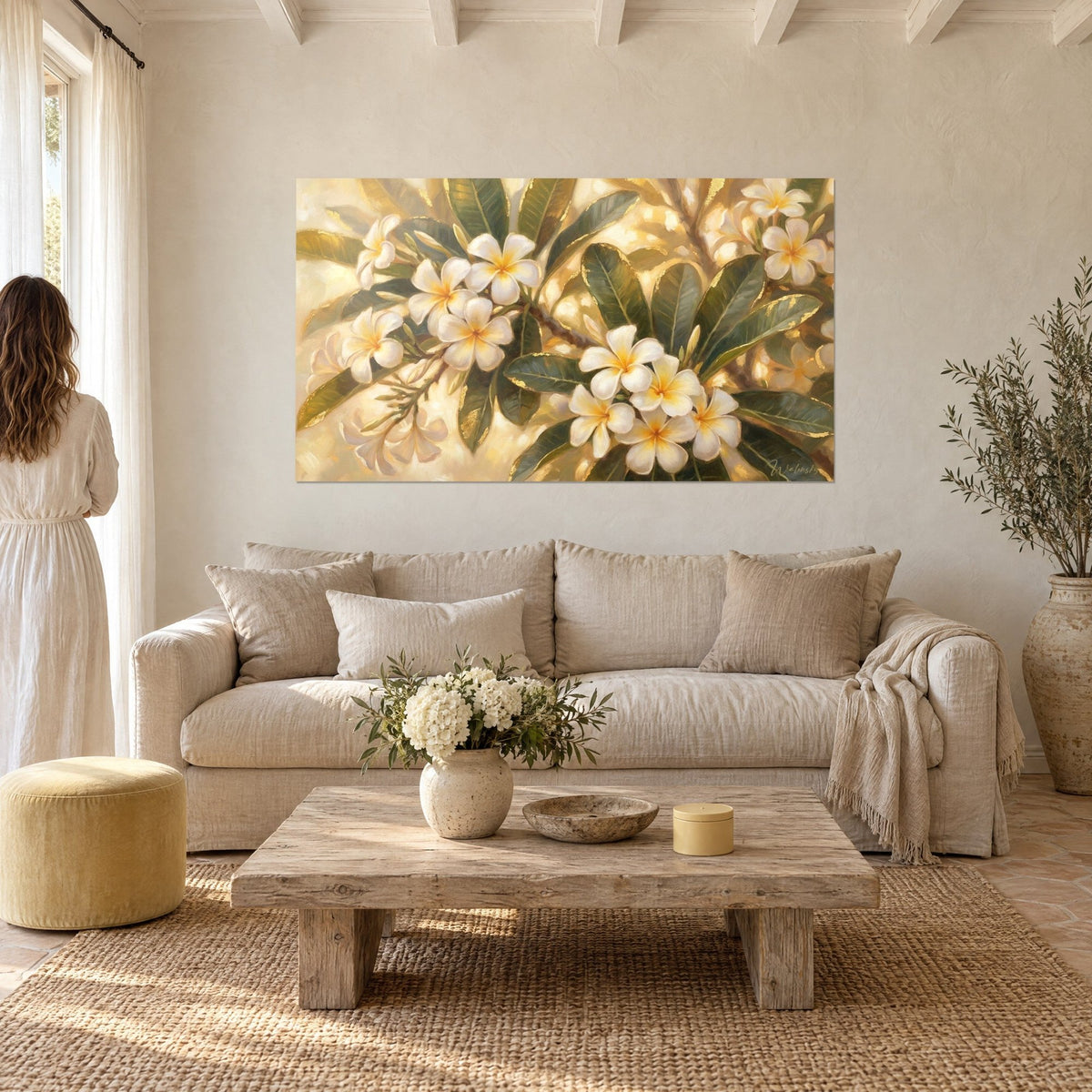 Gemälde weiße Frangipani-Blüten mit gelbem Herz, olivgrüne Blätter, goldene Akzente, über einem Sofa in einem hellen Wohnzimmer