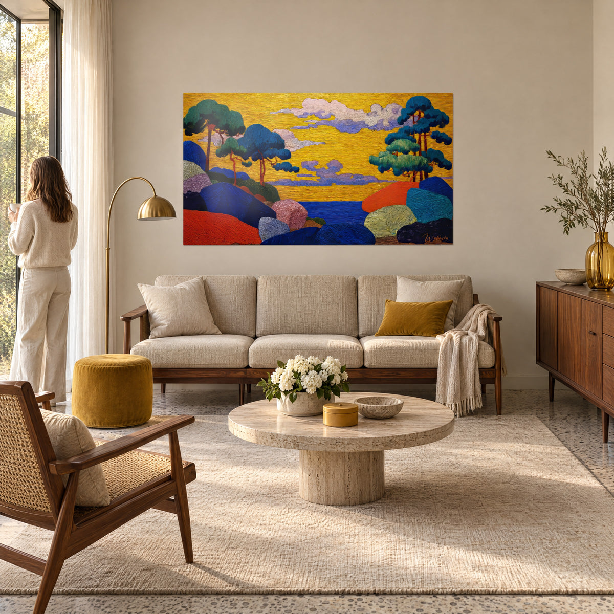 Cuadro de un pinar de estilo japonés con troncos color óxido bajo un cielo amarillo dorado, rocas azul cobalto, encima de un sofá en un salón luminoso