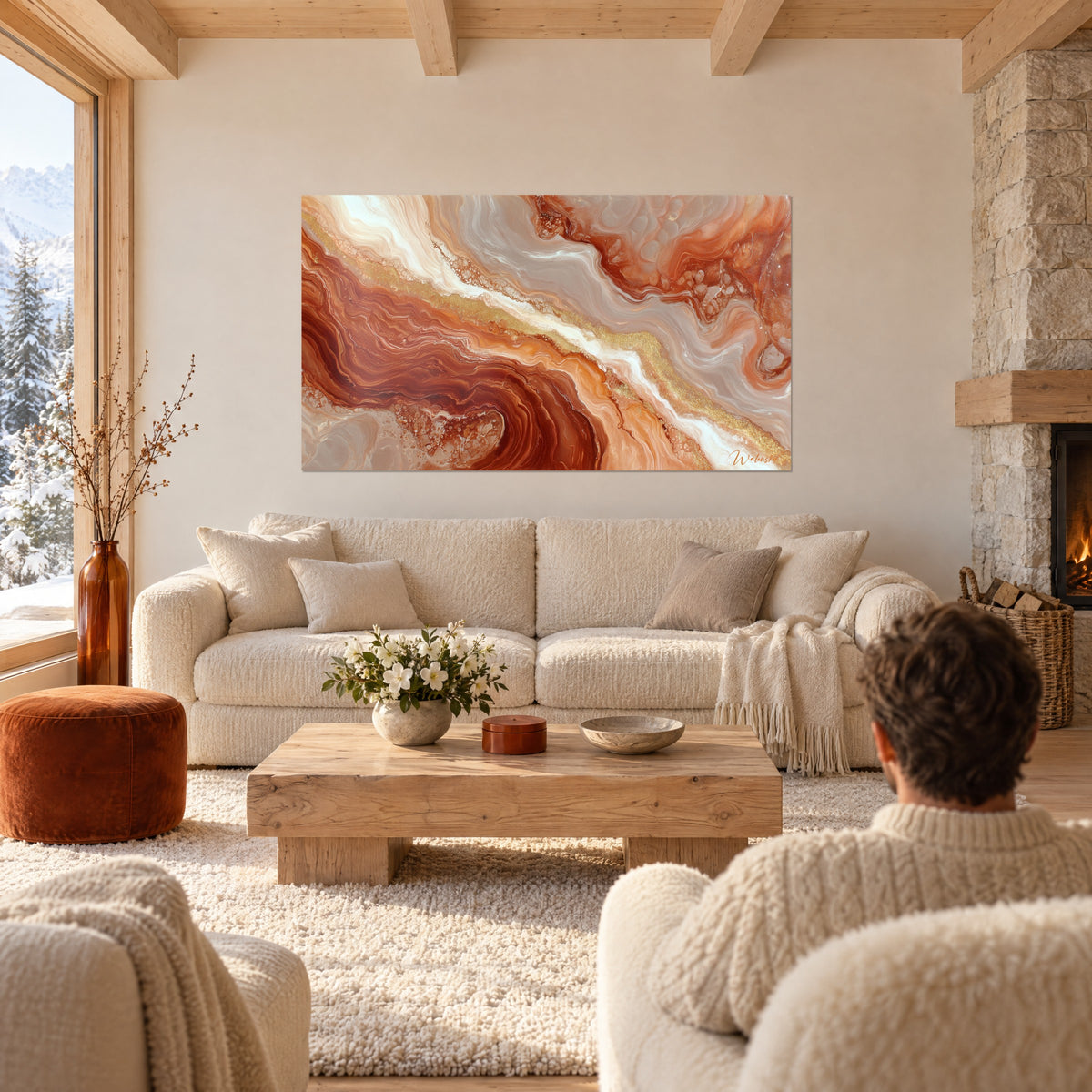 Schilderij met vloeiende koper- en ivoortinten, gouden ader diagonaal, twee personen van achteren boven een bank in een lichte woonkamer
