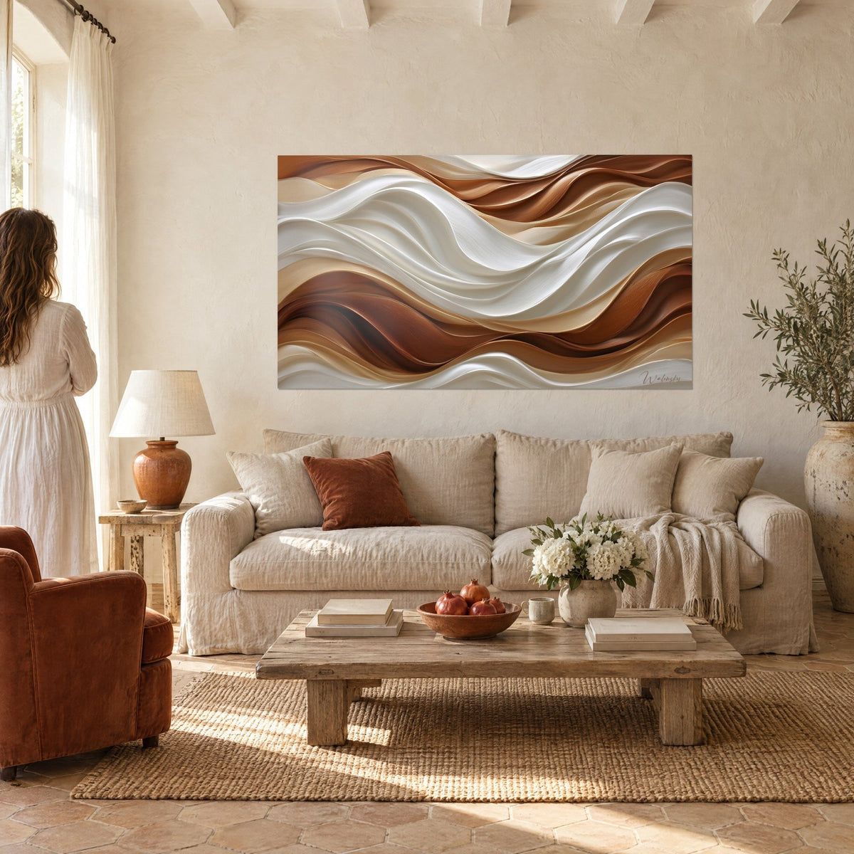 Quadro onde fluenti beige e ramate, creste bianco perlato, rilievo a pasta, sopra un divano in un soggiorno luminoso