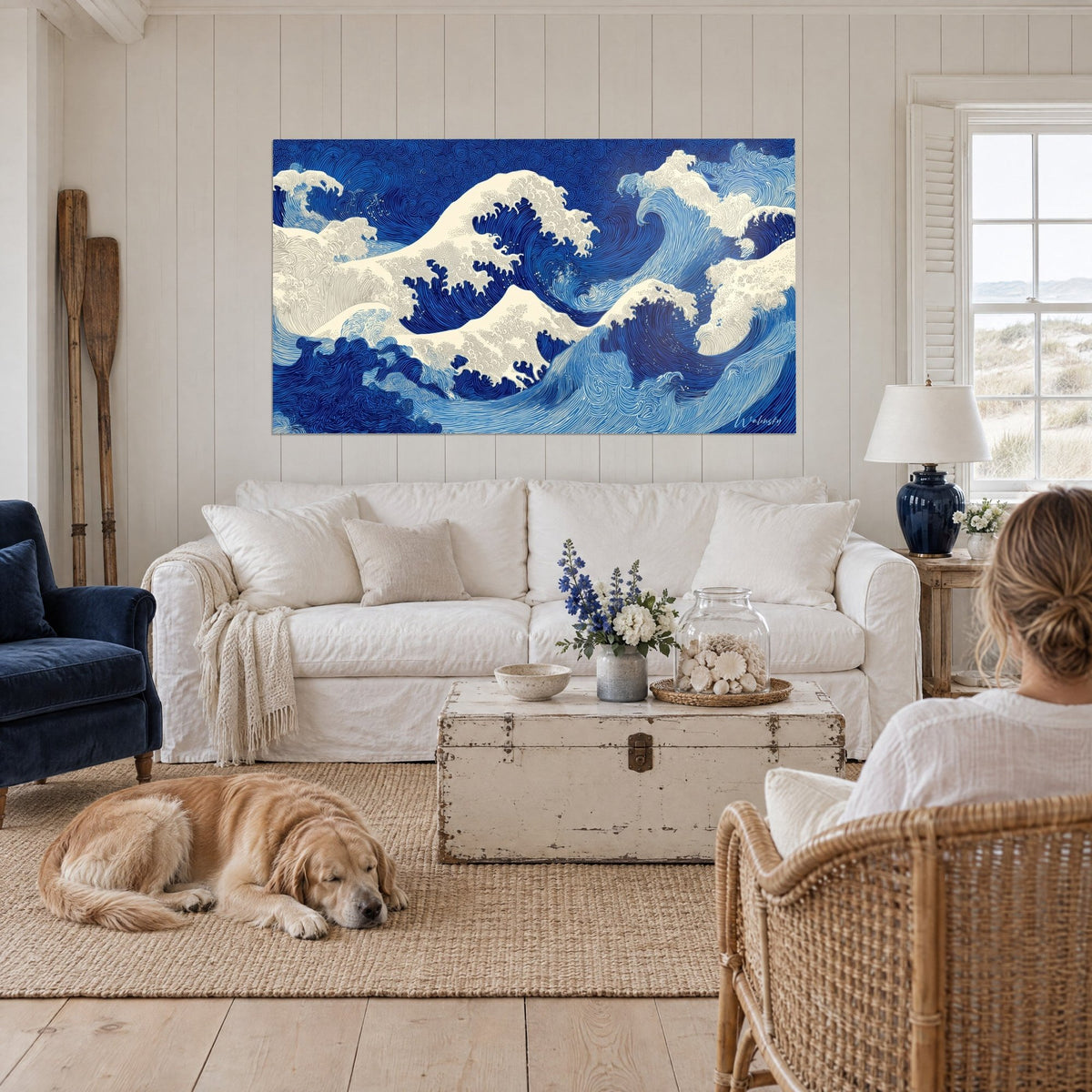 Schilderij Japanse golf in kobaltblauw en crème, spiraalvormige kammen, liggende retriever, boven een bank in een lichte woonkamer
