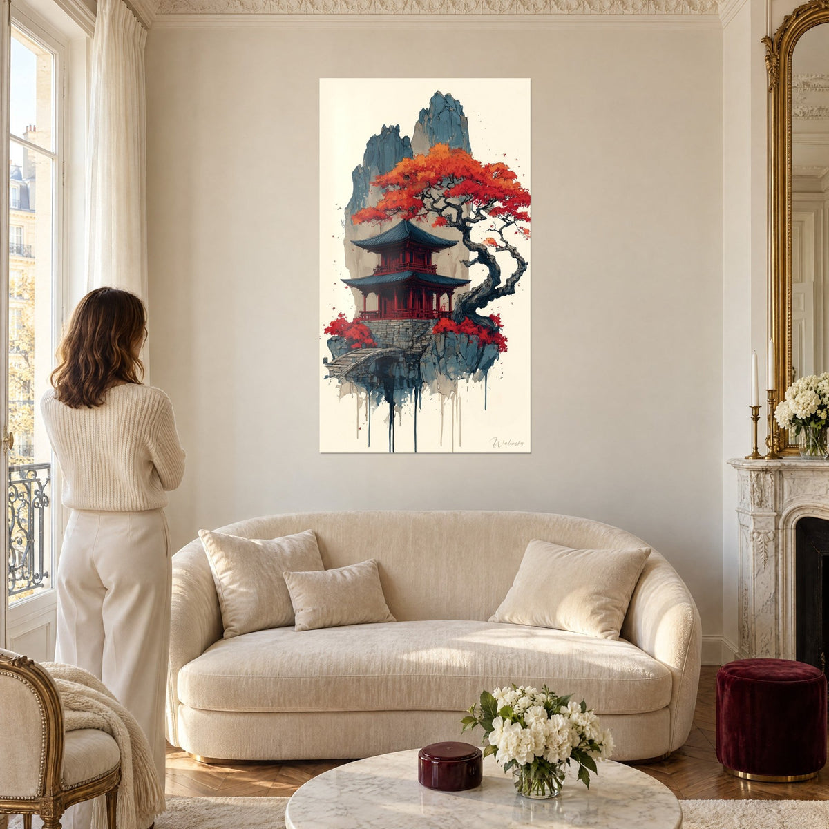 Tableau pagode écarlate à deux toits bleu-gris sous un érable orangé, femme de dos, au-dessus d'un canapé dans un salon lumineux