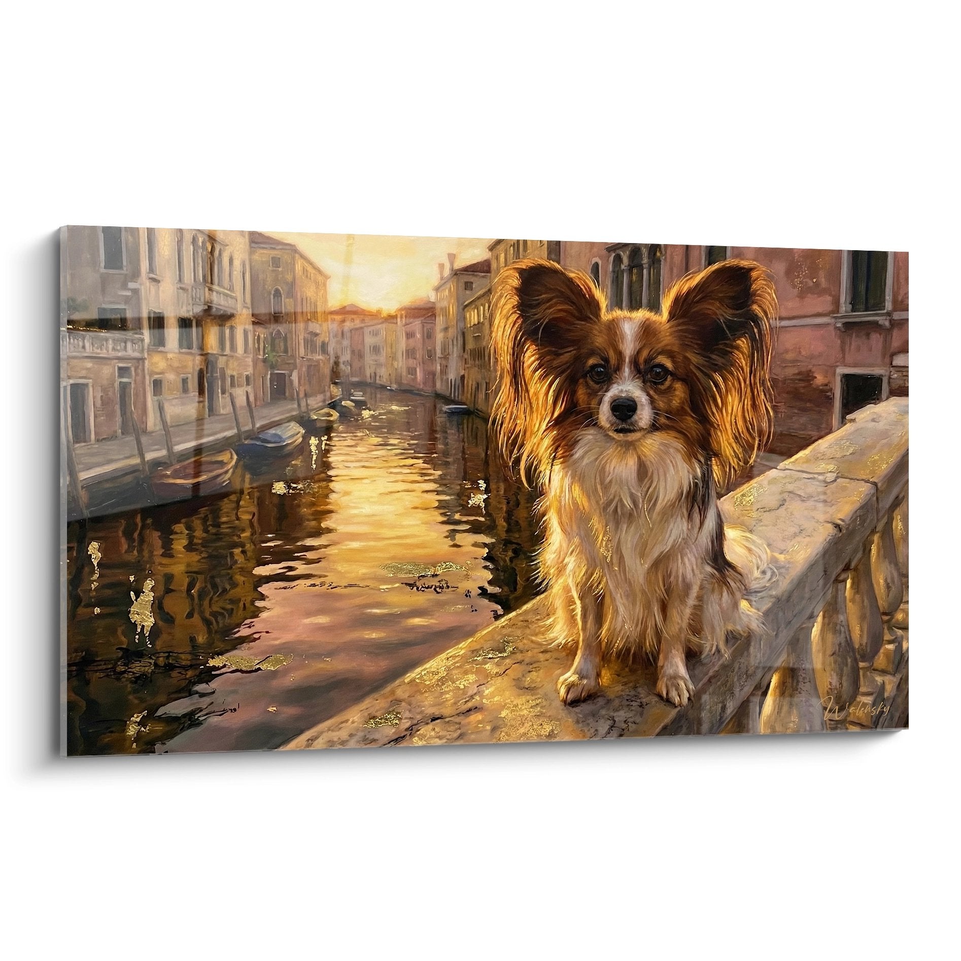 Chien Papillon sur pont vénitien au coucher de soleil avec canal et façades colorées en arrière-plan