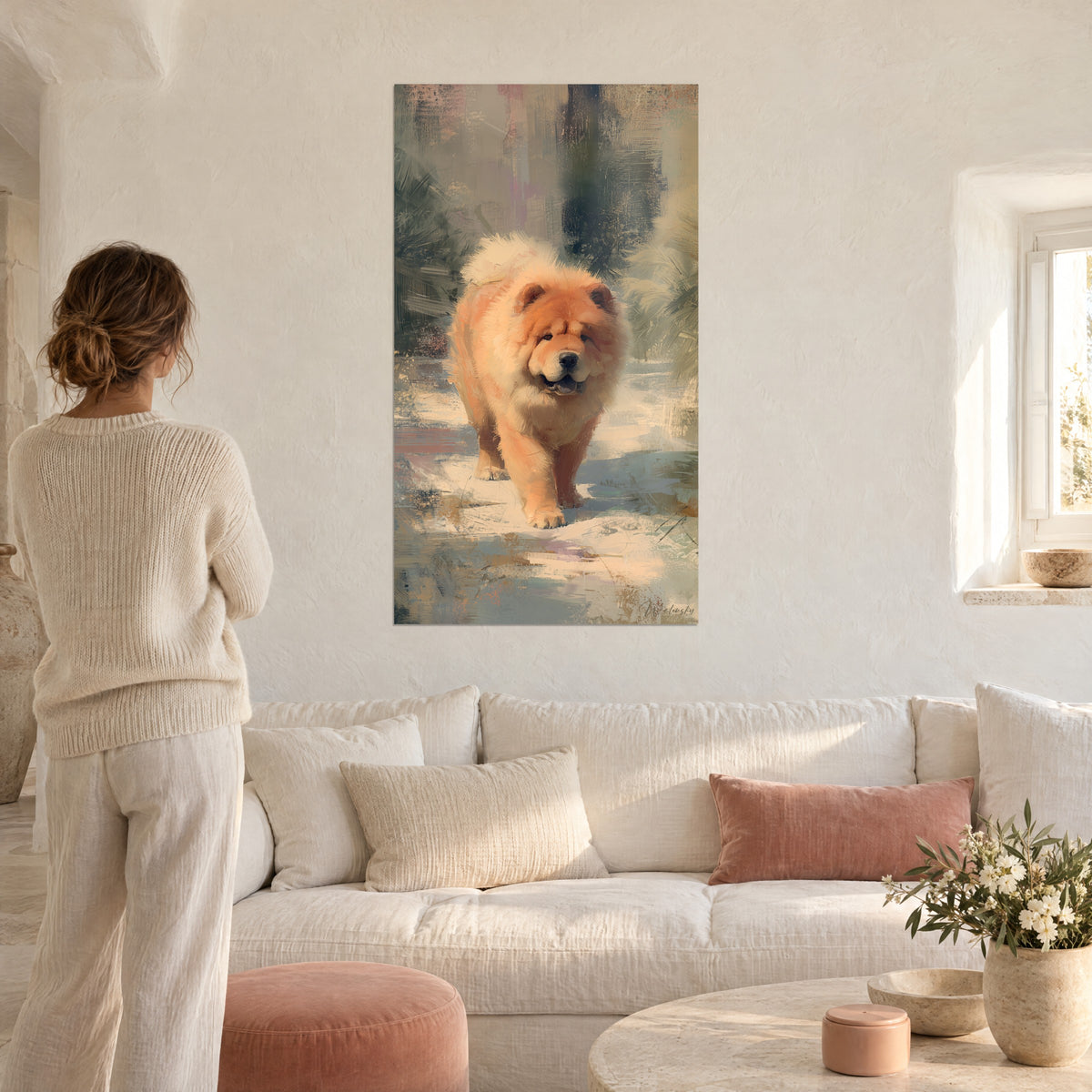 Cuadro de un chow chow rojizo con melena cremosa, toques de ocre y verde salvia, encima de un sofá en un salón luminoso