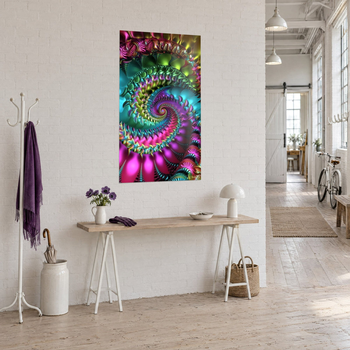 Gemälde mit psychedelischem Wirbel in Apfelgrün und Fuchsia, dreiviertel Ansicht über einer Konsole aus hellem Holz