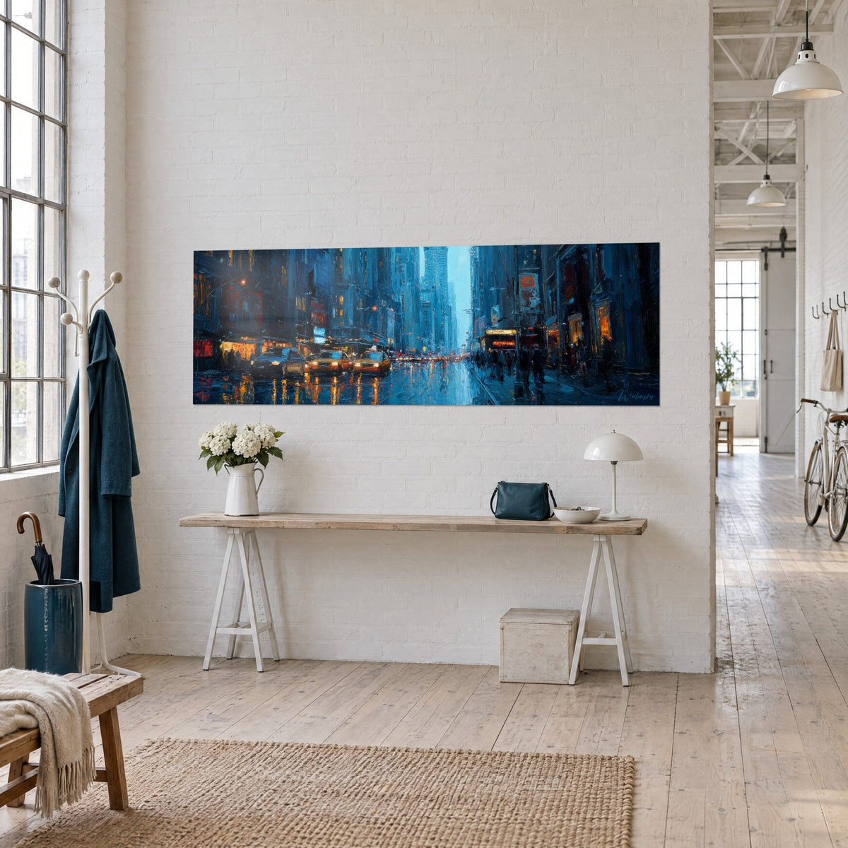 Gemälde der Skyline von Manhattan in pastosen Spachtelstrichen, kobaltblaue Fassaden und bernsteinfarbene Fenster, an einer weißen Wand neben einer Holzkonsole