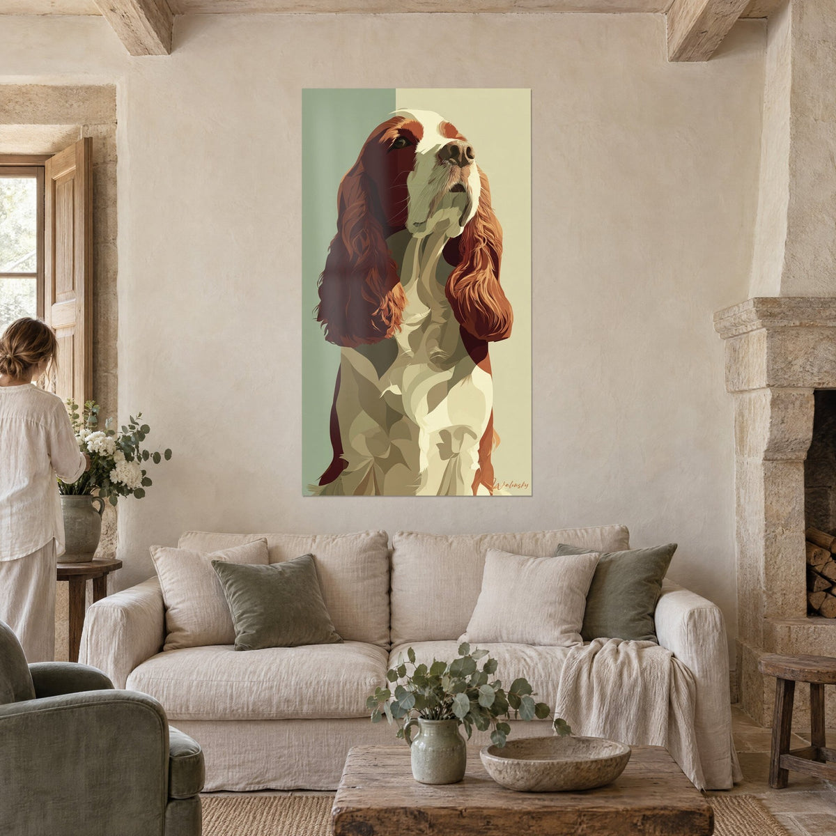 Quadro di cocker spaniel rosso e bianco, orecchie ricce color mogano su fondo salvia e crema, sopra un divano in un soggiorno luminoso
